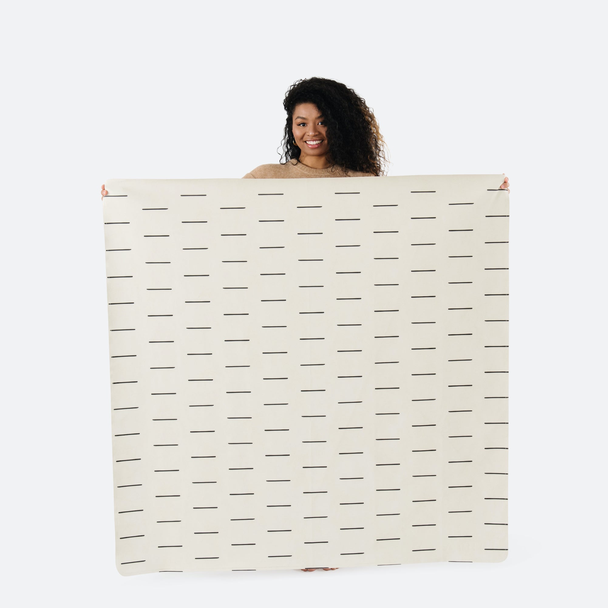 Blanc Dash (on sale) / Square@woman holding up the sienna midi circle mat