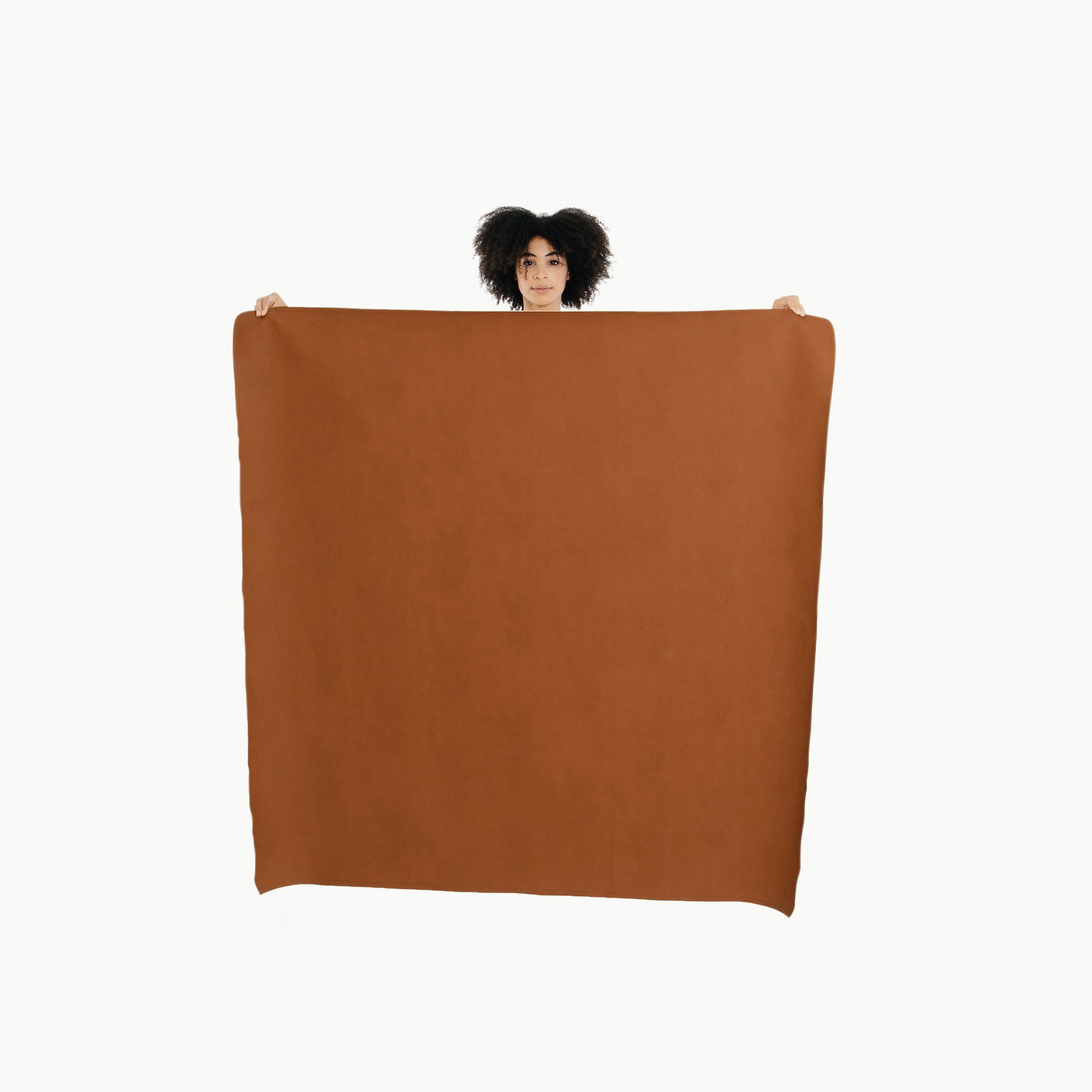 Ginger (on sale) / Square@woman holding the ginger midi square mat