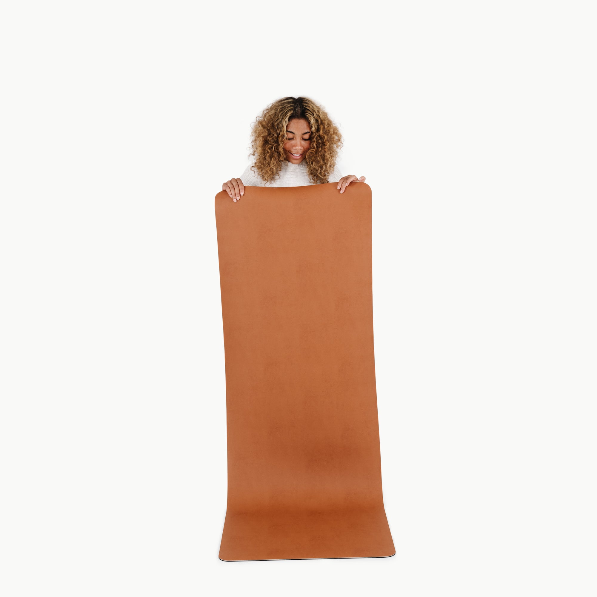 Ginger (on sale)@Woman holding the large ginger home mat