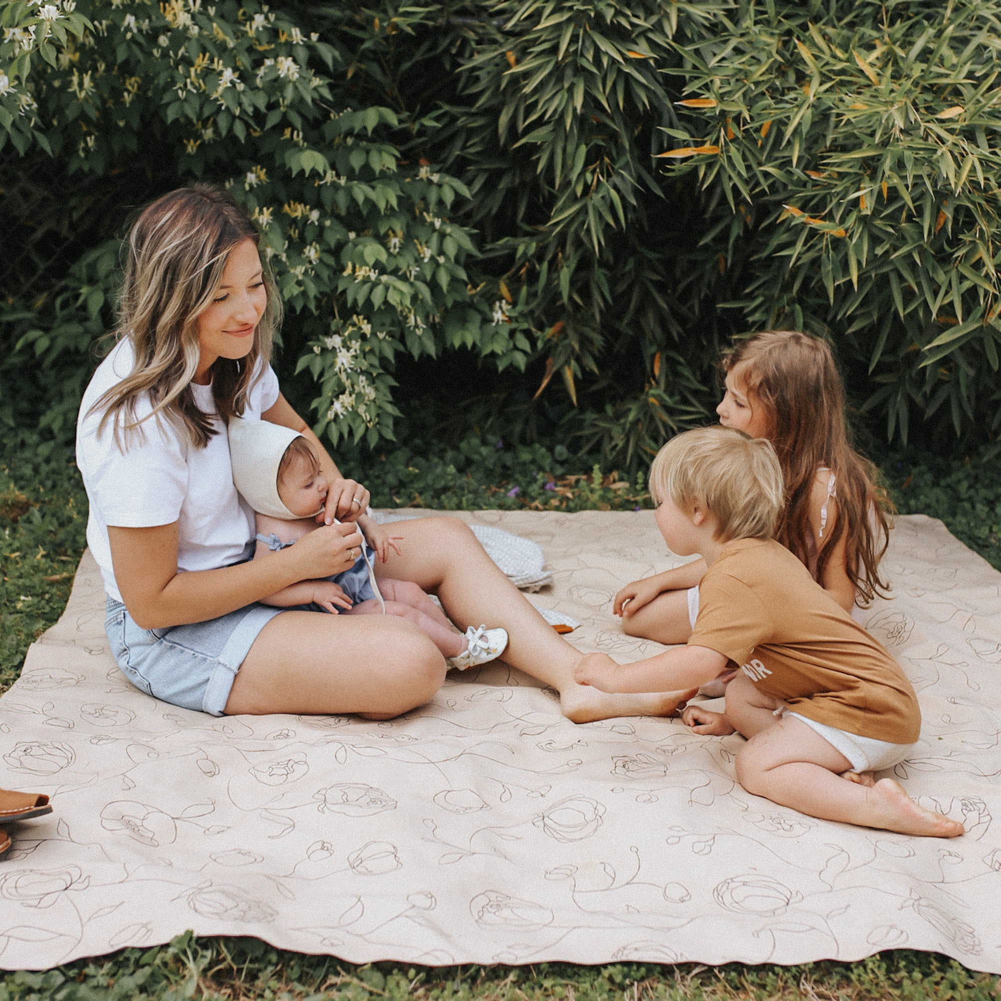 Peony (on sale) / Square@famly sitting on the peony maxi square mat