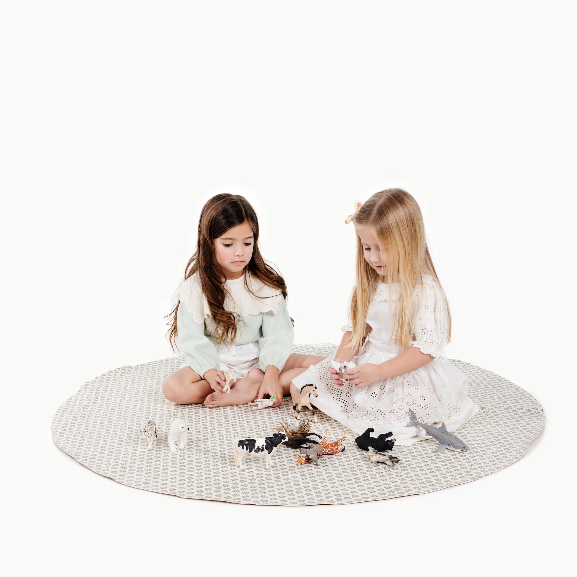 Meadow / Circle@kids playing on the meadow circle mat