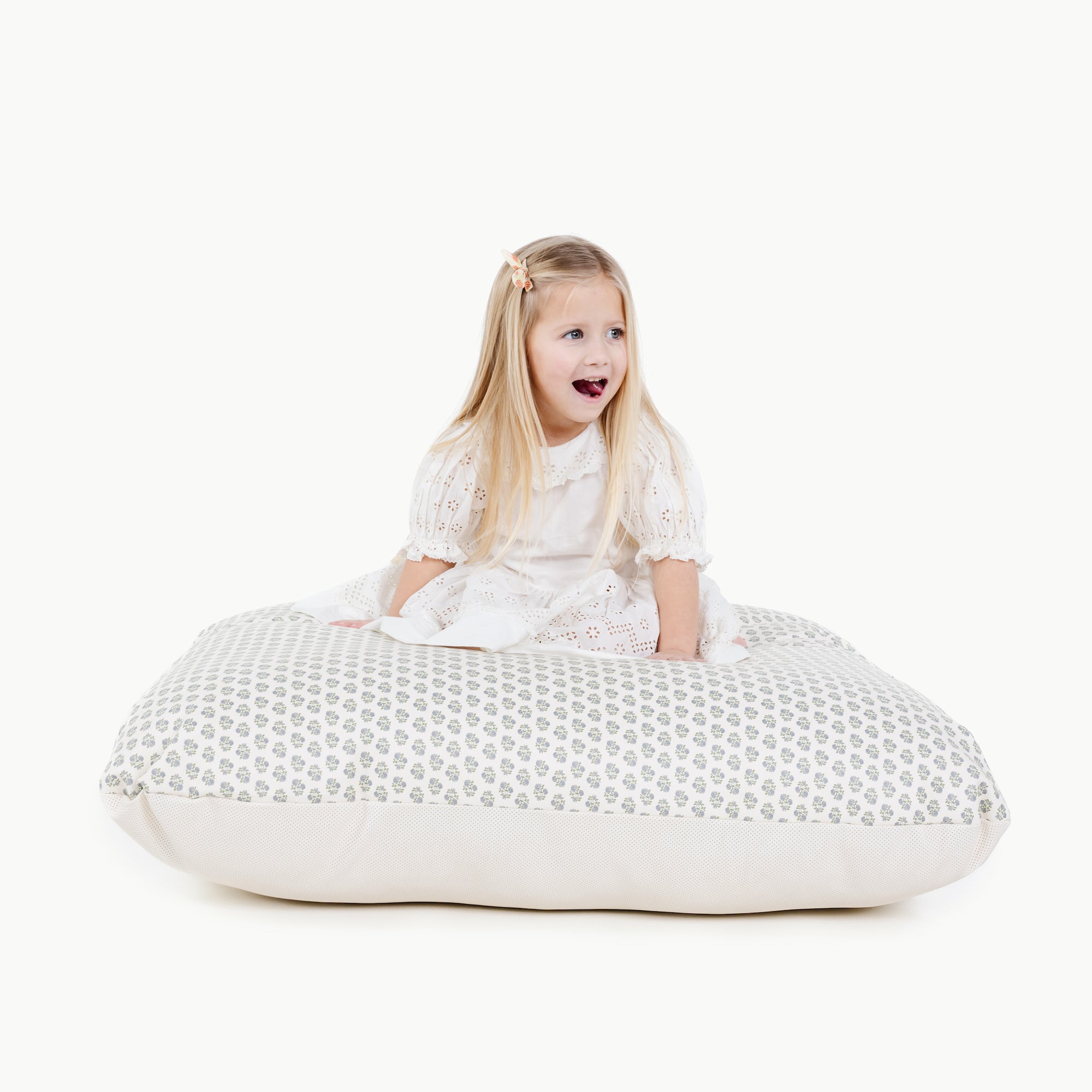 Meadow (on sale) / Square@kid sitting on the meadow square floor cushion