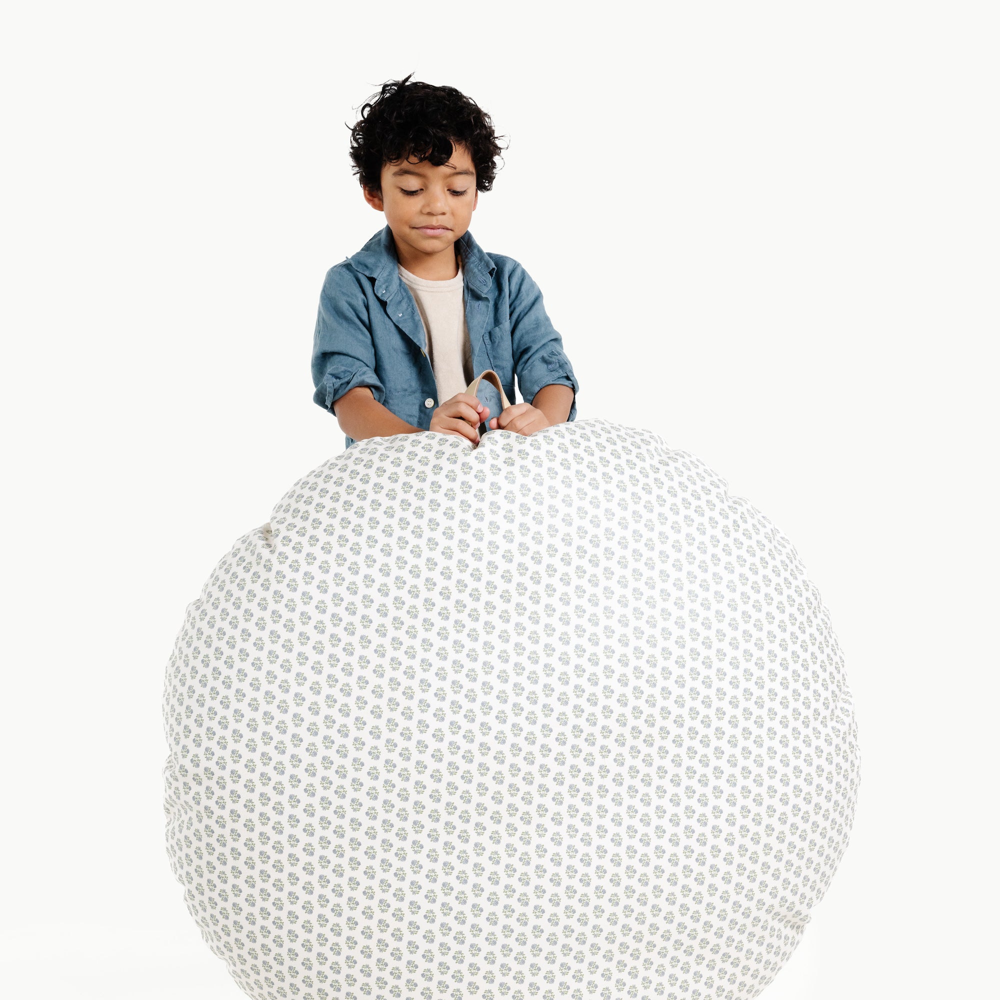 Meadow (on sale) / Circle@kid holding up the meadow circle floor cushion