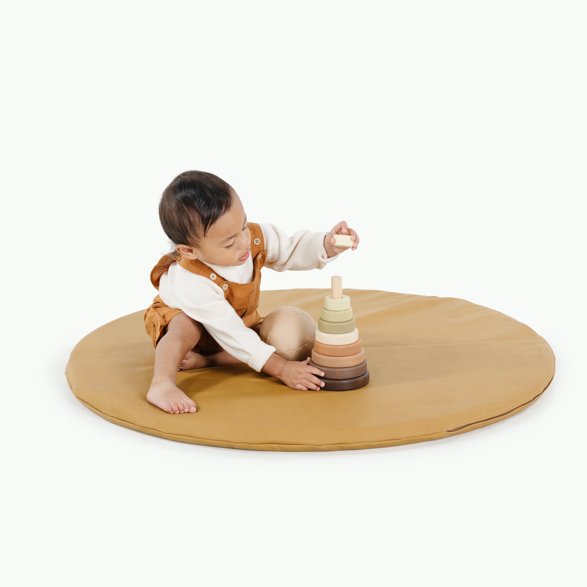 Ochre (on sale) / Circle@kid playing on the ochre padded mini circle mat