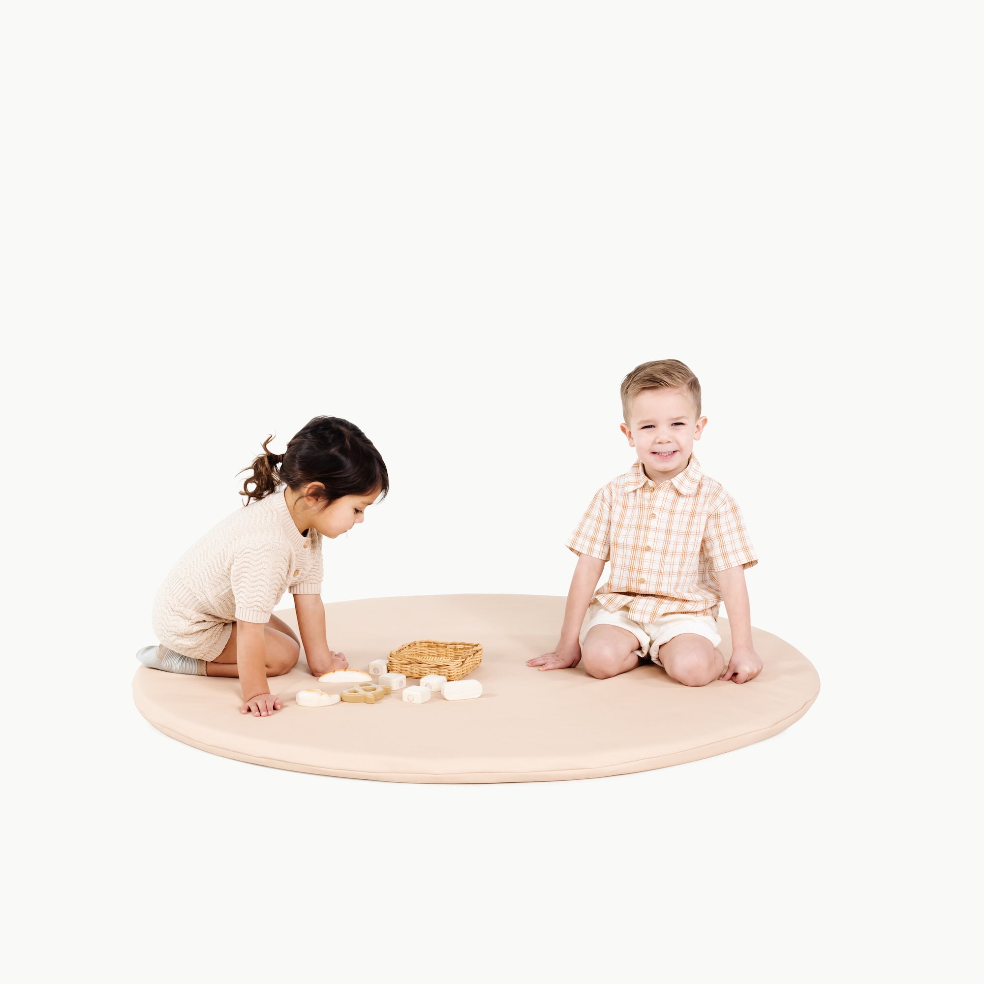 Pomelo (on sale)@kids sitting on the pomelo padded midi circle