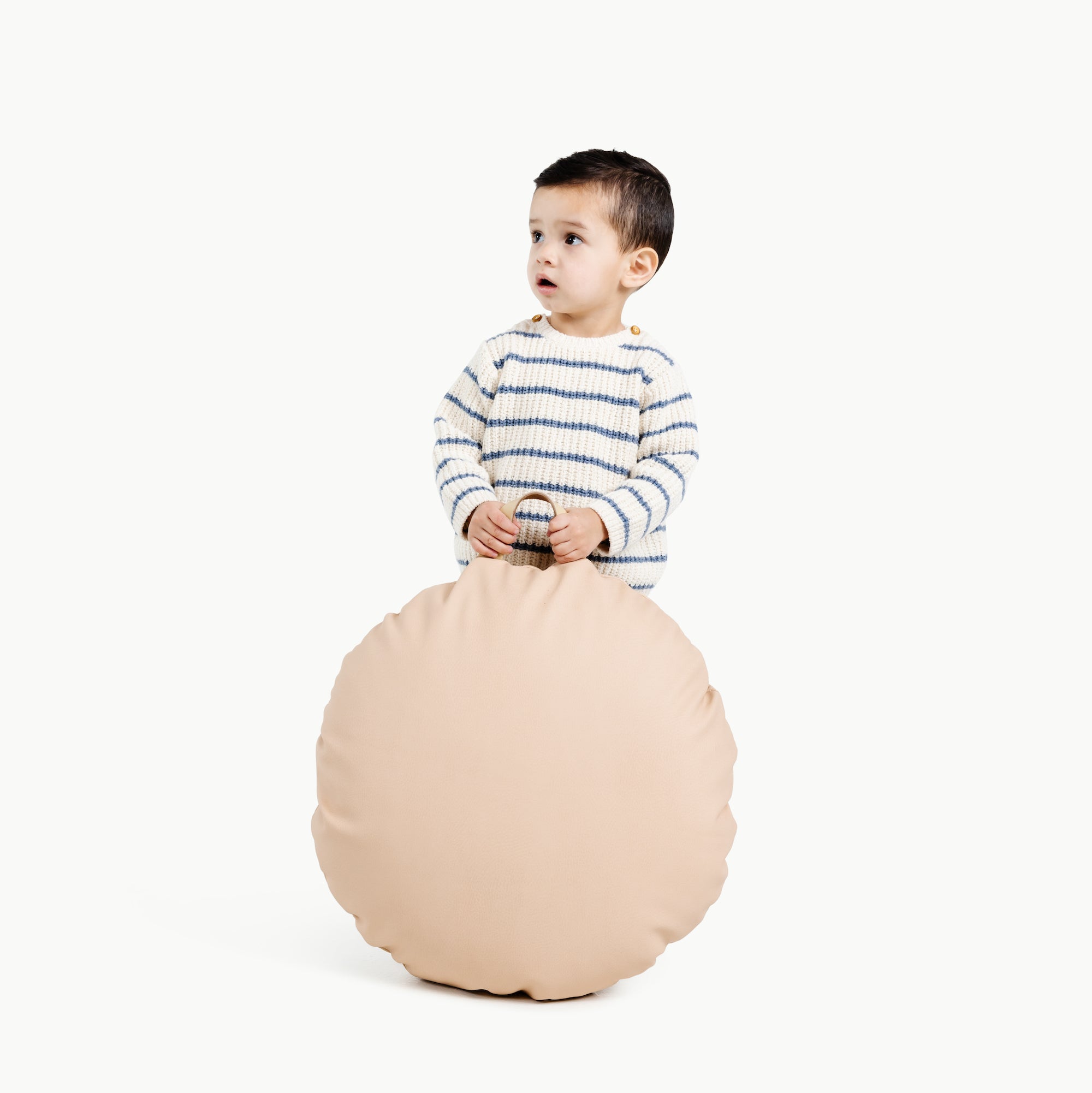 Pomelo (on sale) / Circle@kid holding the pomelo circle mini floor cushion