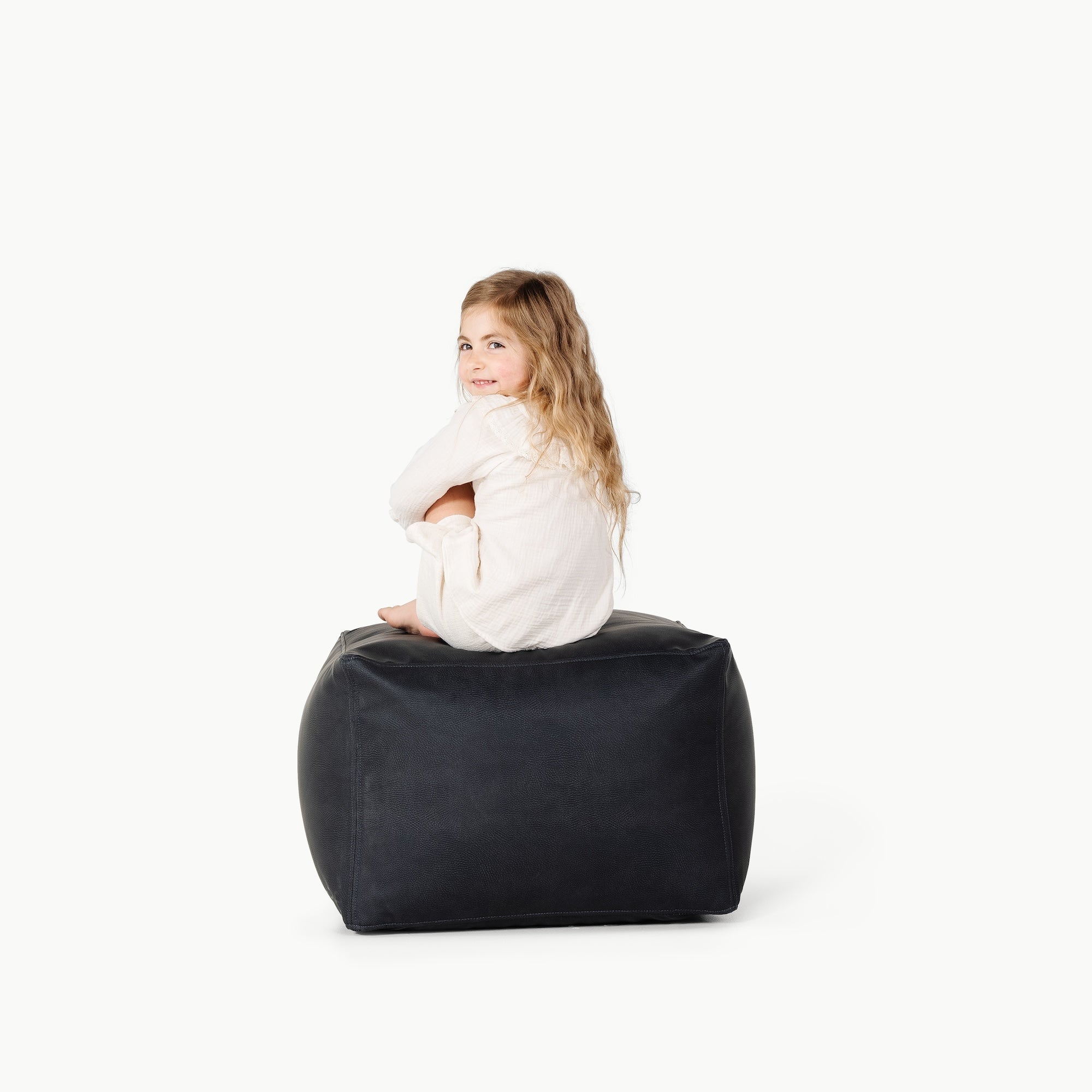 Raven / Square@Kid sitting on the Raven Square Pouf