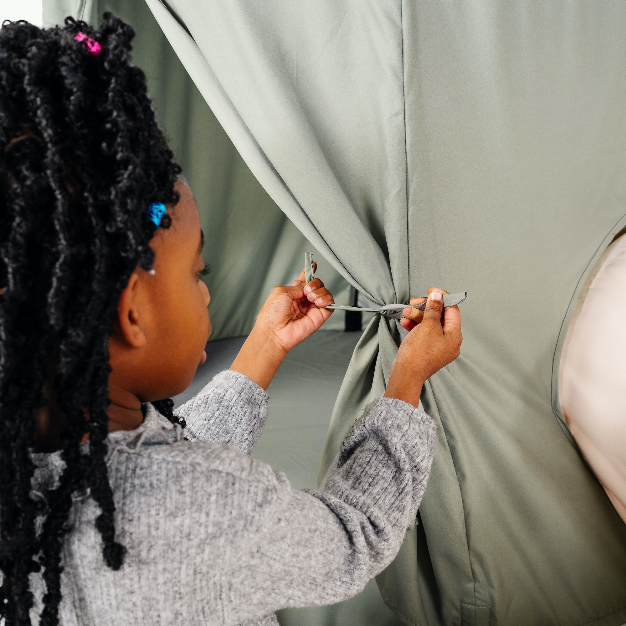 Seagrass@kids tying the rollic by gathre 3-in-1 playroom bundle play tent curtain