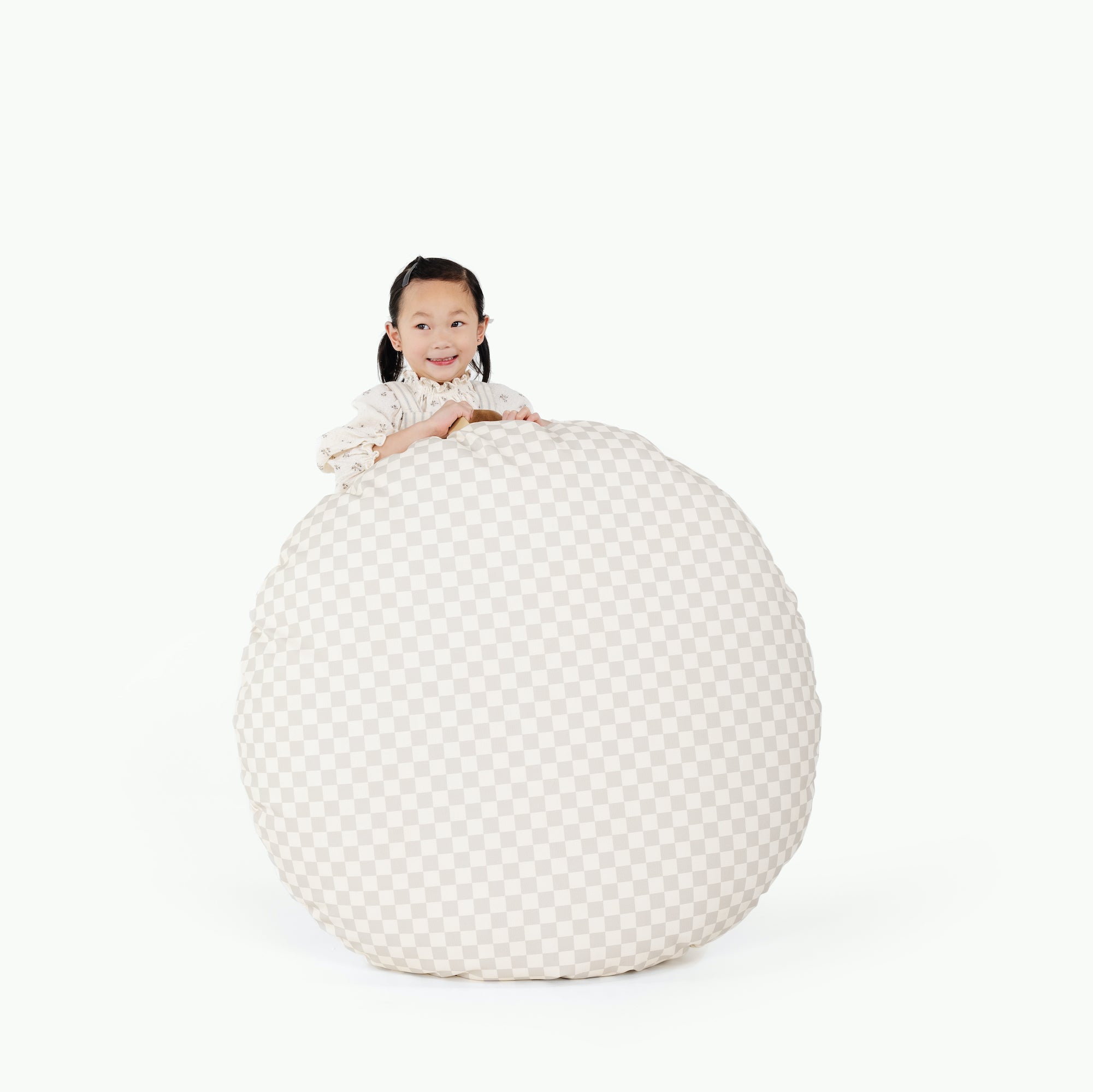 Rook (on sale) / Circle@girl holding cushion