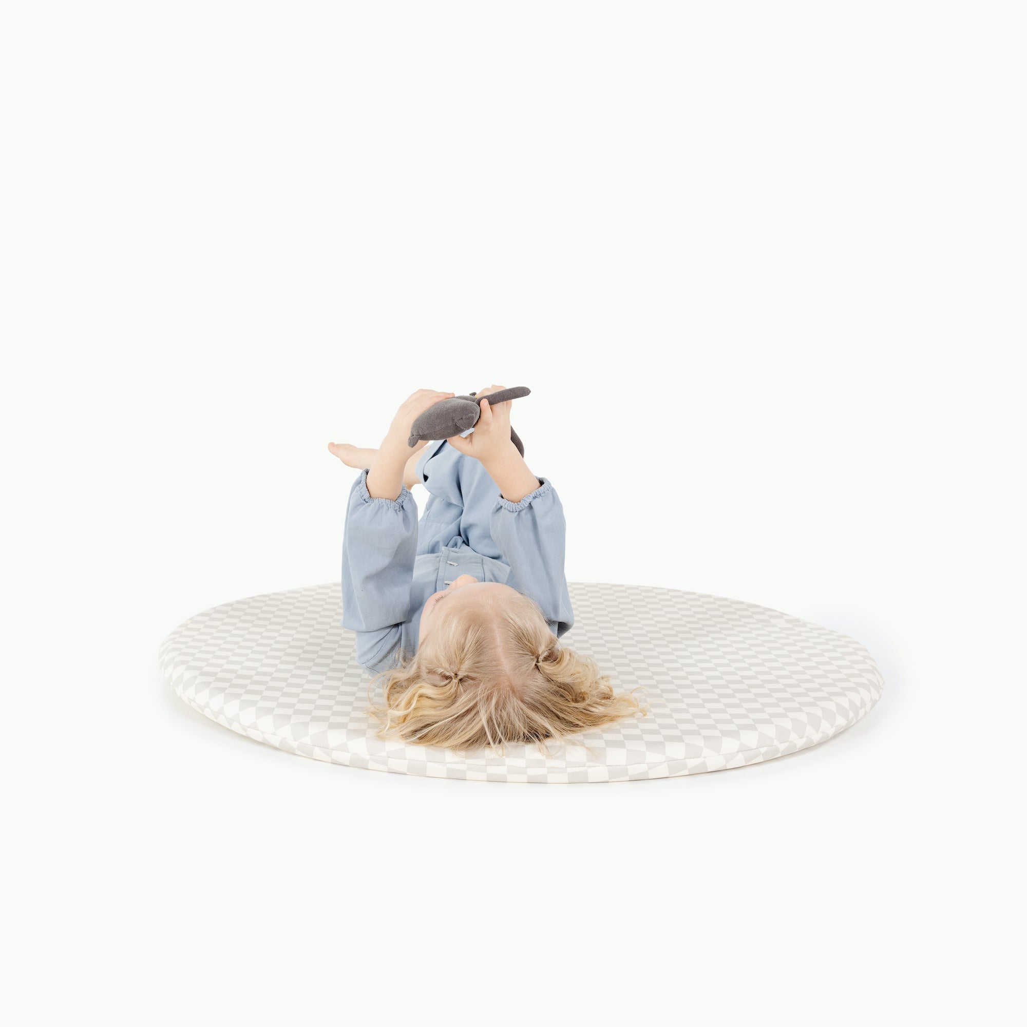 Rook / Circle@little girl playing on padded mat