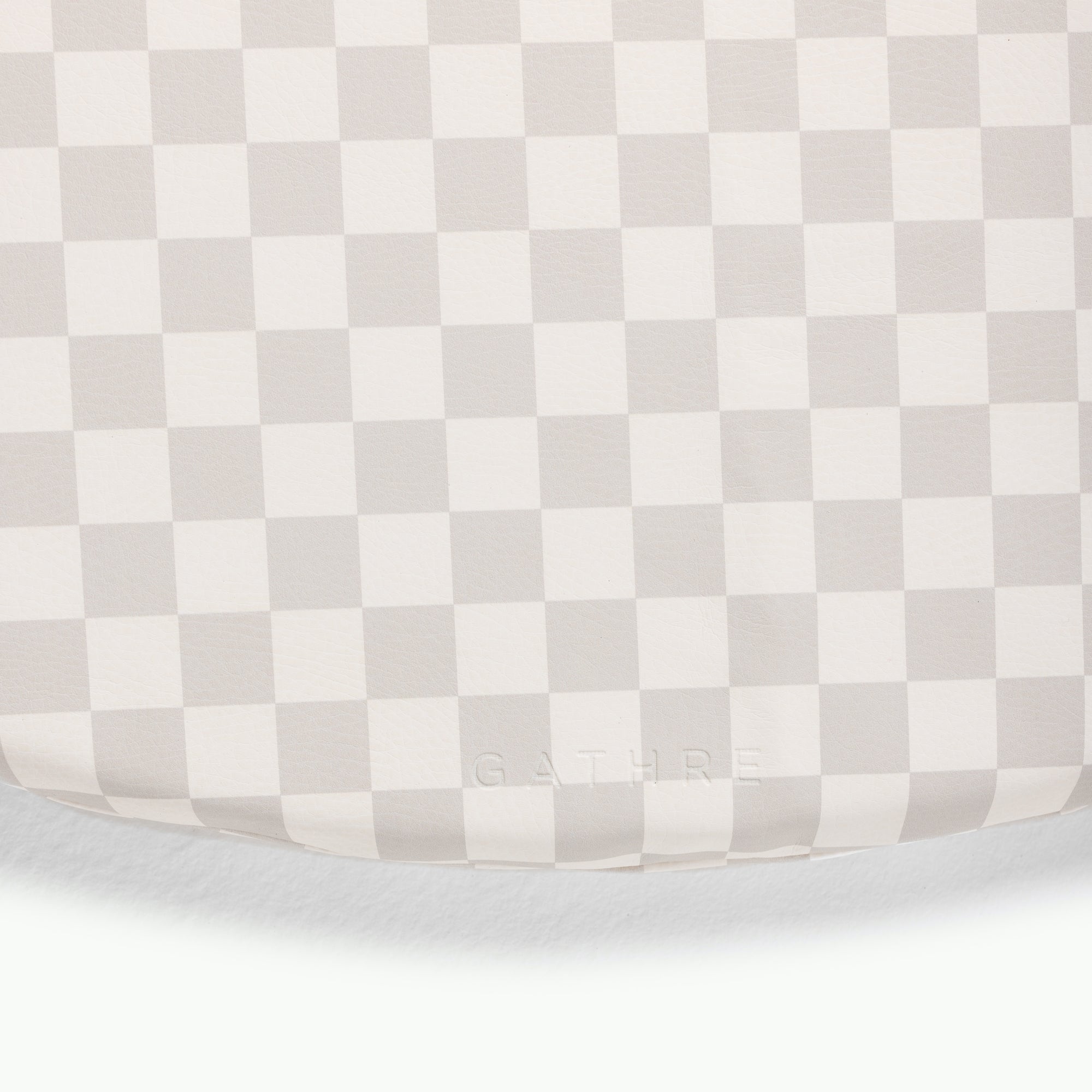 Rook / Circle@deboss detail of padded mat