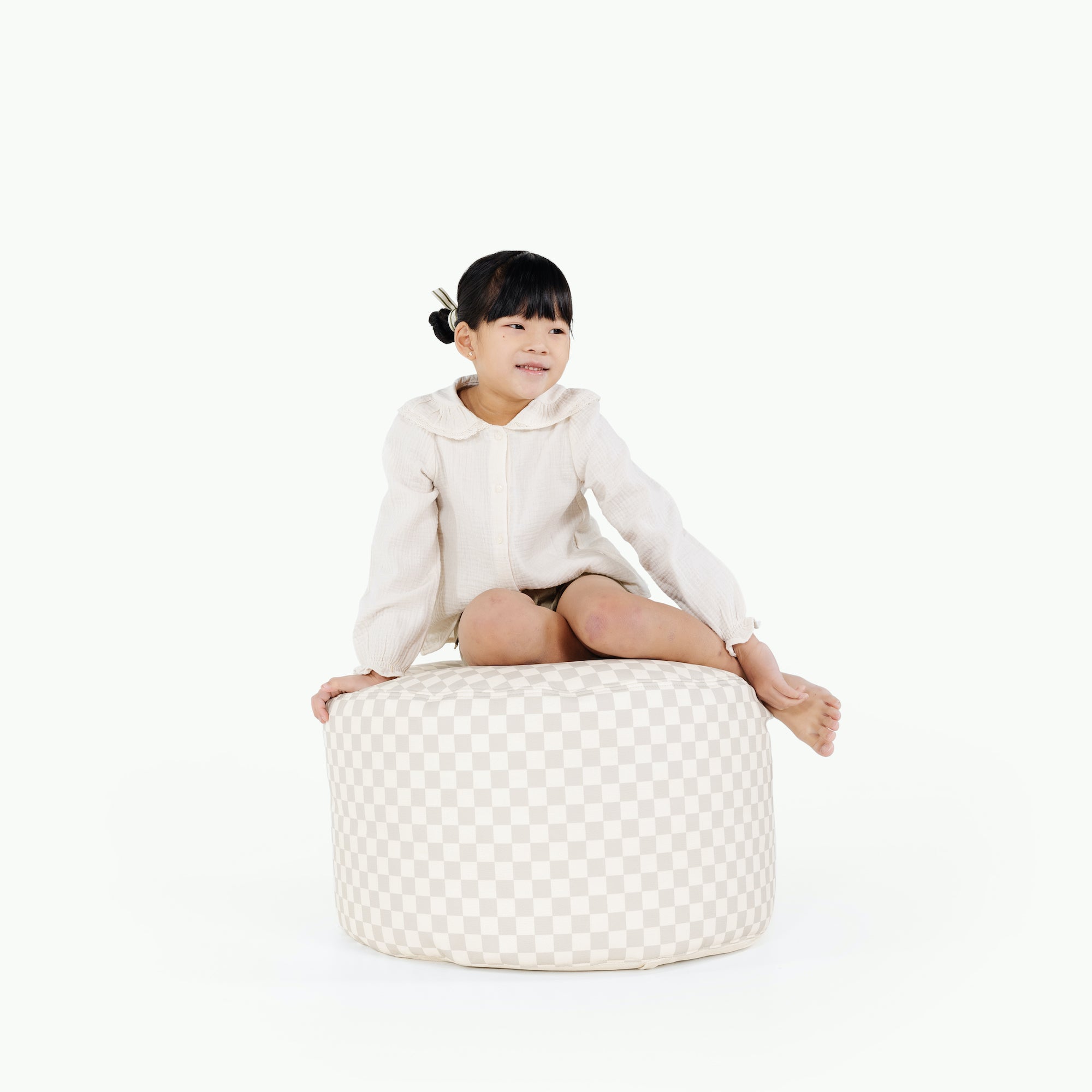 Rook / Circle@little girl sitting on pouf