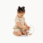 Biscotti / Circle@little girl playing with the Circle bead maze