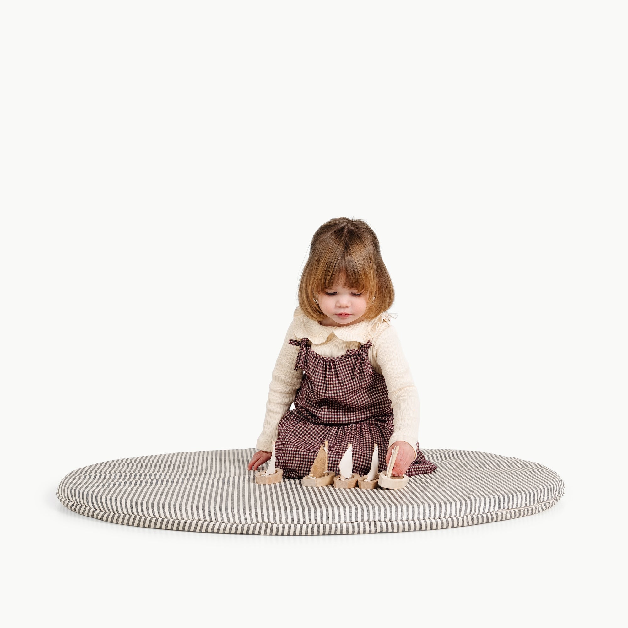 Stone Stripe / Circle@Girl sitting on Stone Stripe Padded Mini Circle