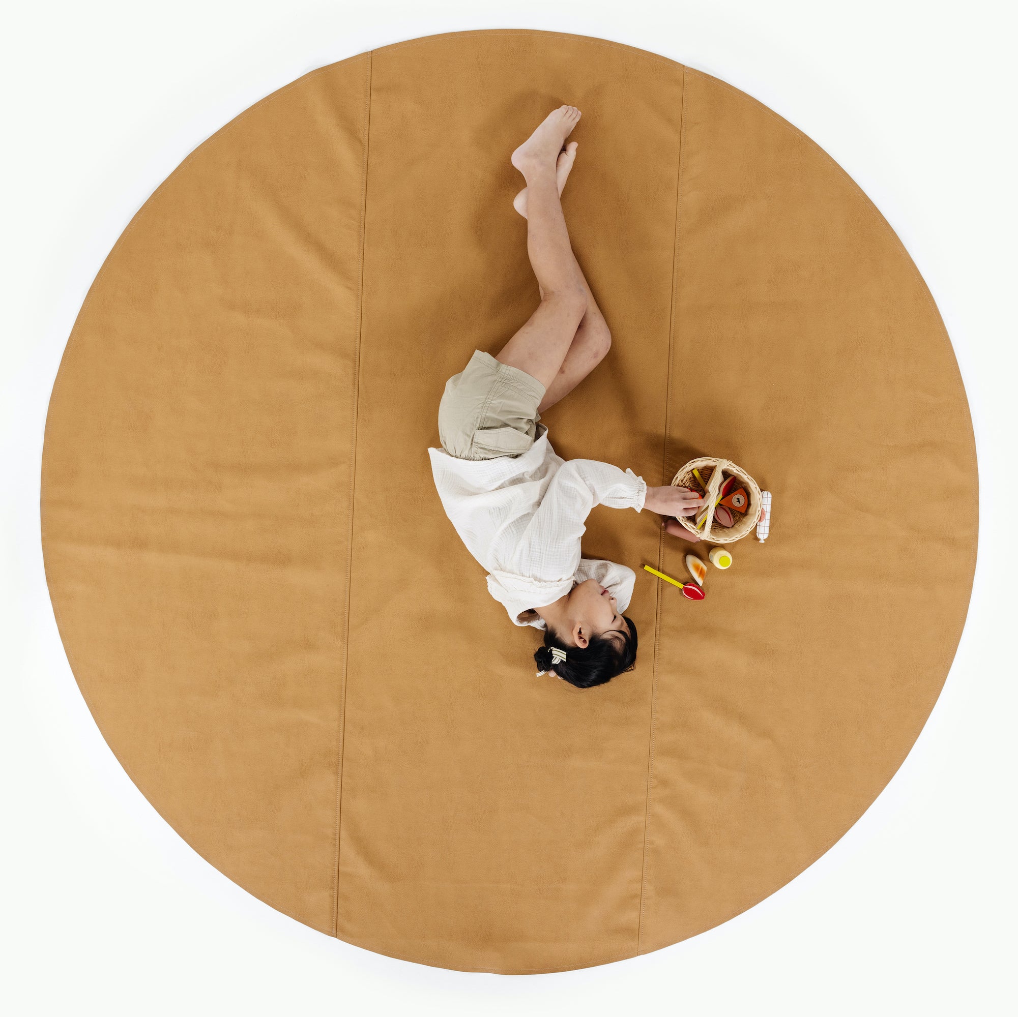 Tassel (on sale) / Circle@overhead of girl on mat