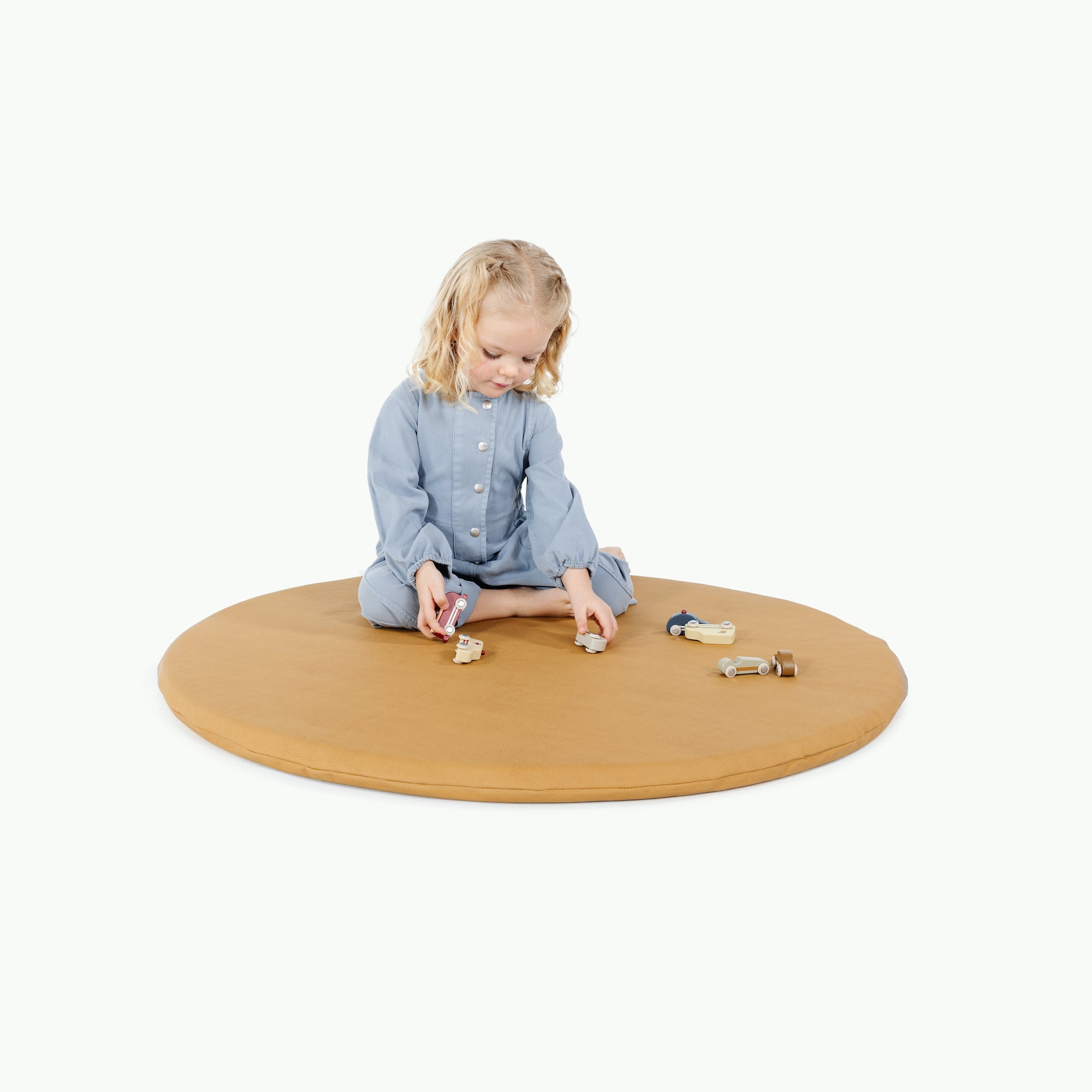 Tassel / Circle@little girl playing on padded mat