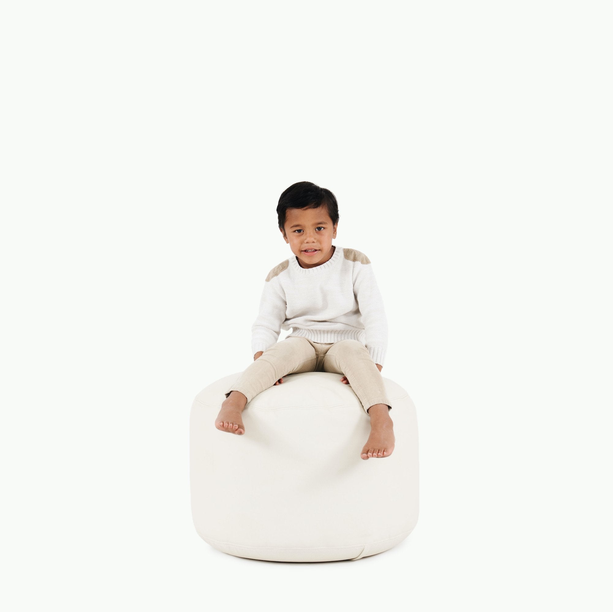 Blanc (on sale)@Kid sitting on the Blanc Circle Pouf