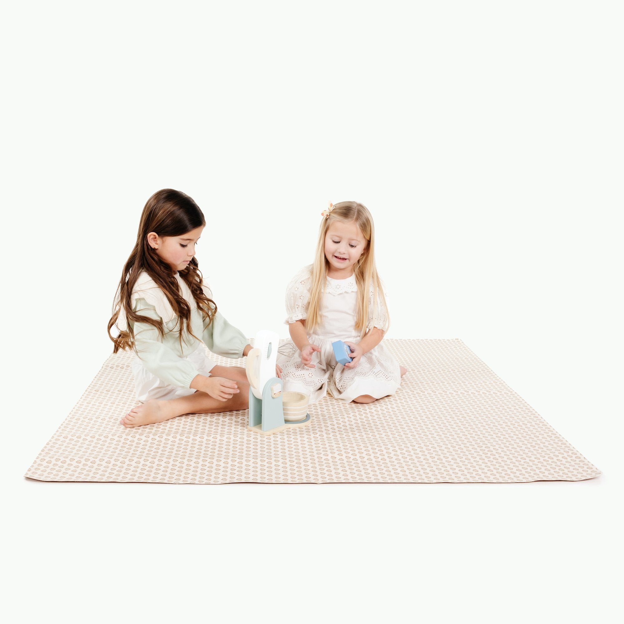 Bloom (on sale) / Square@Kids playing on the Bloom Midi Square Mat