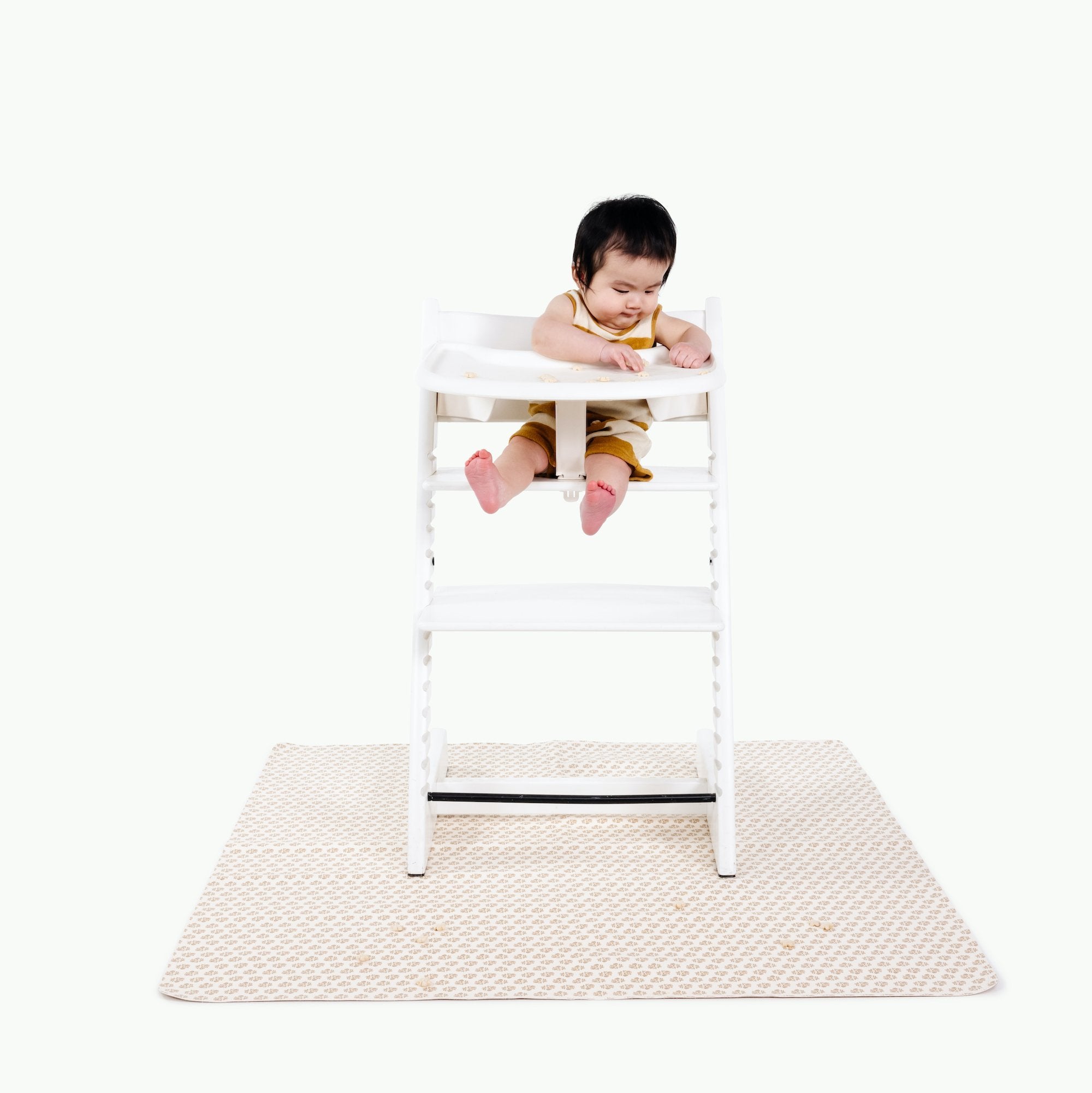 Bloom (on sale)@Kid in highchair on the Bloom Mini Mat