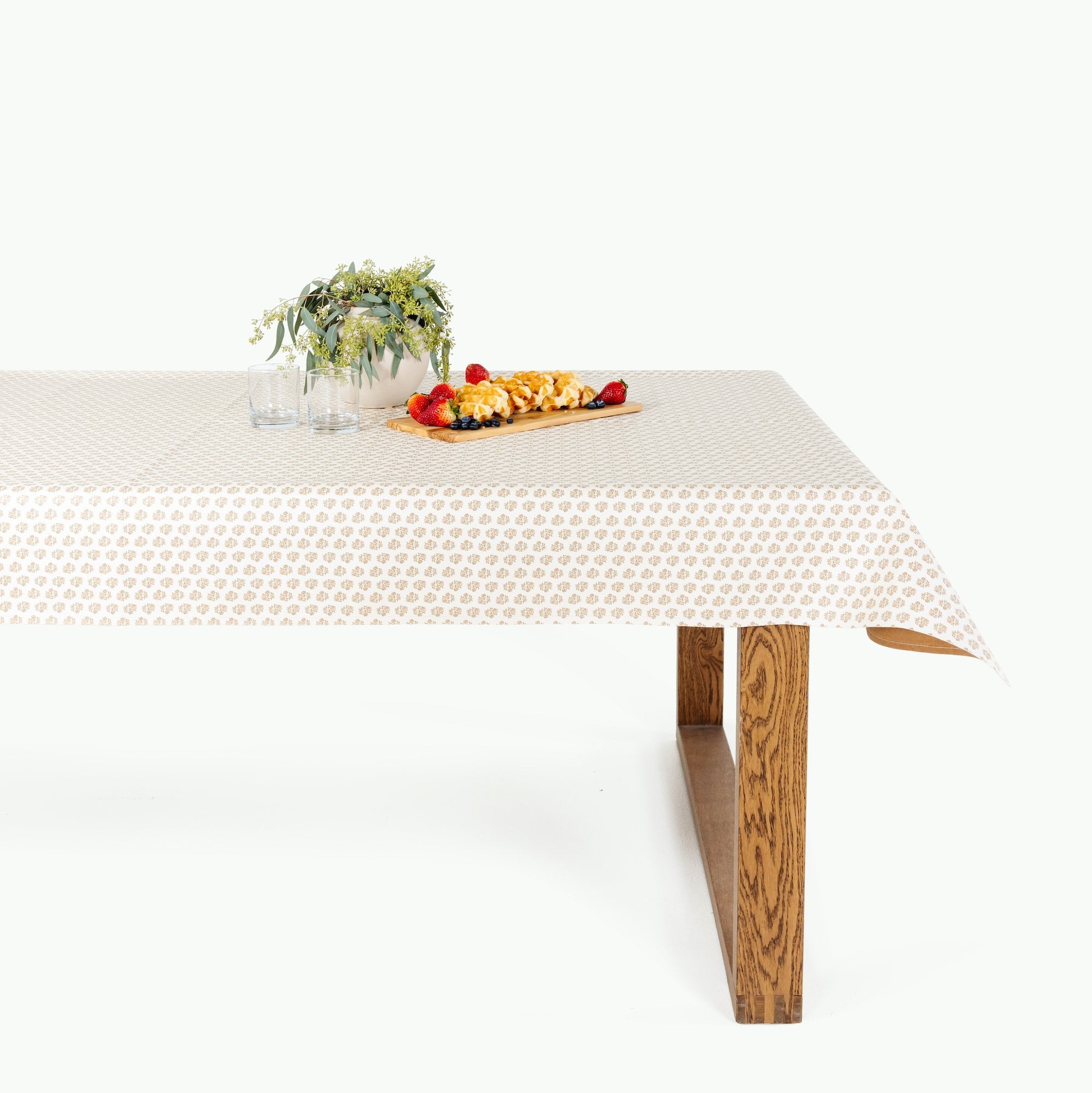 Bloom (on sale)@Bloom Midi+ Mat on a table 