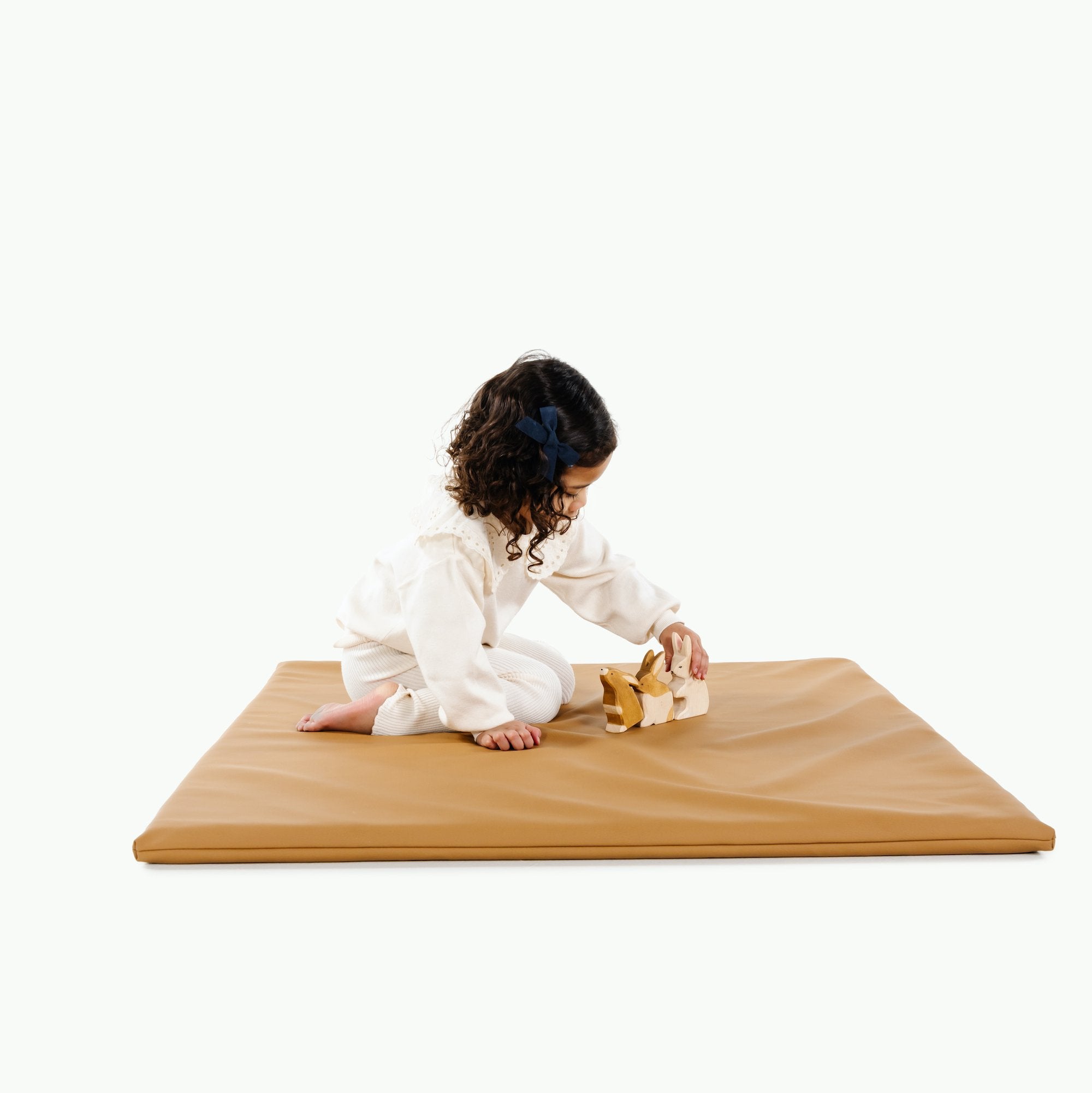 Camel / Square@kid playing on the camel padded mini square