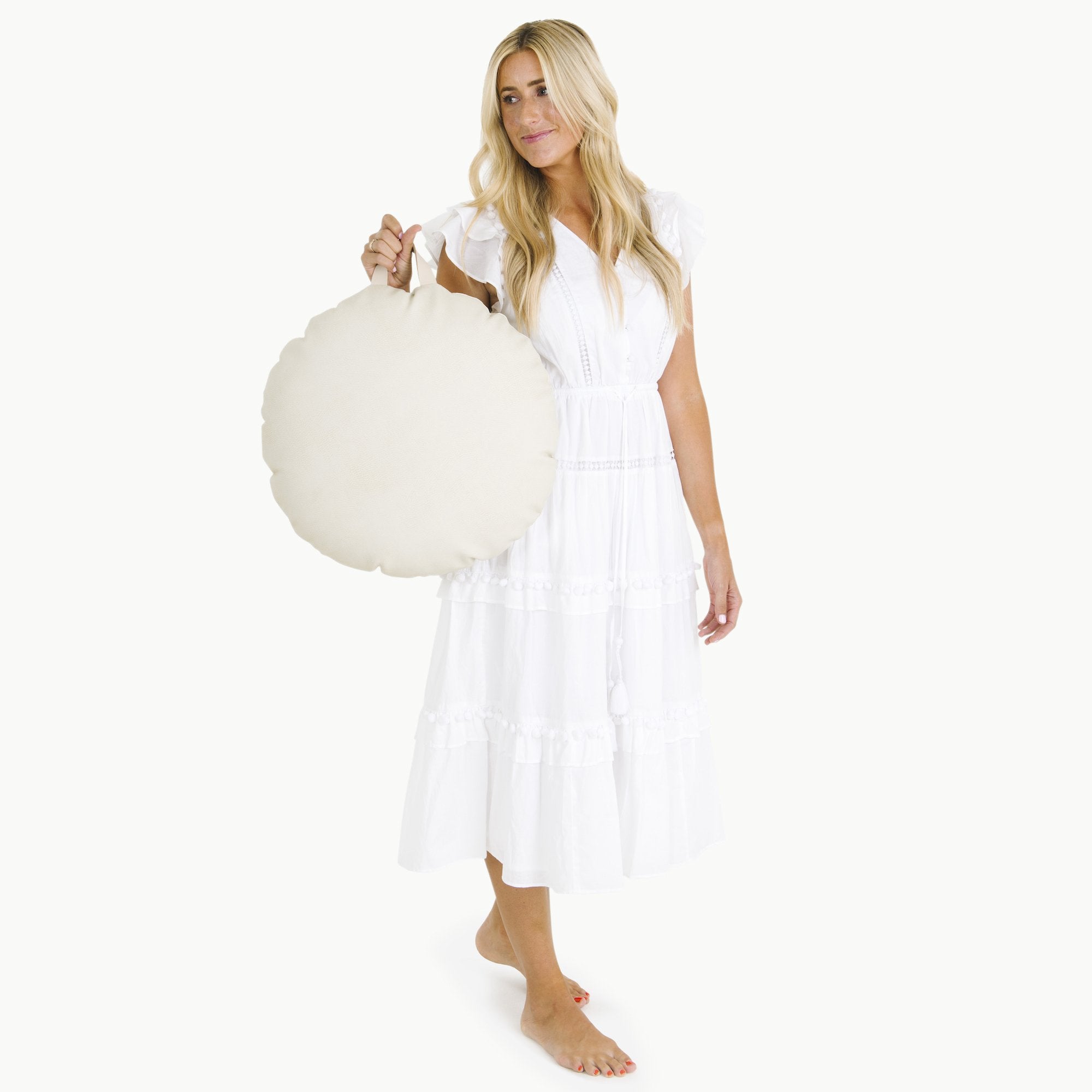 Blanc (on sale) / Circle@Woman holding the blanc mini circle floor cushion