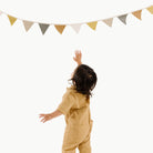 Knoll (on sale)@Kid pointing at Knoll Bunting