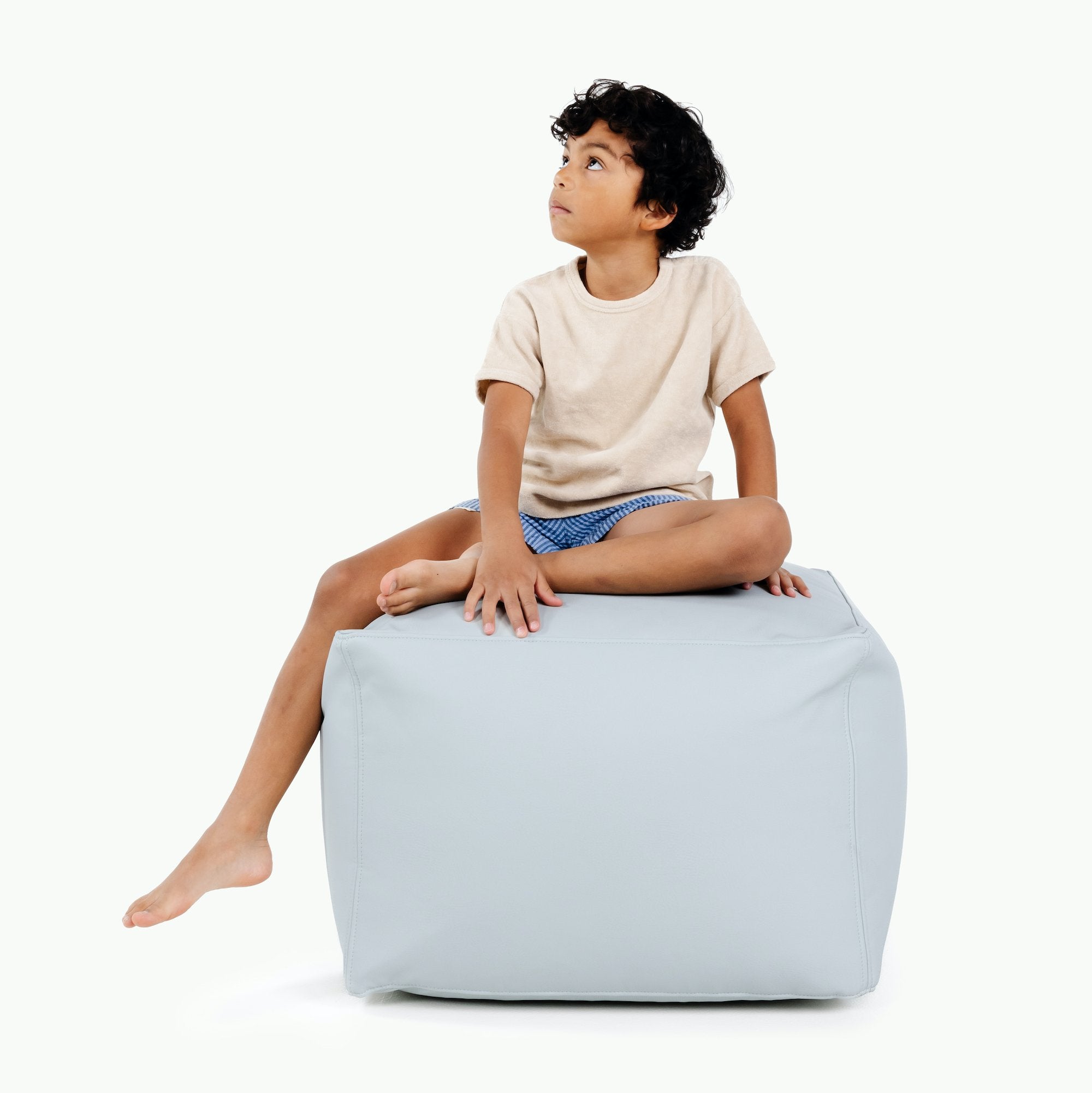 Dawn (on sale) / Square@Kid sitting on the Dawn Square Pouf