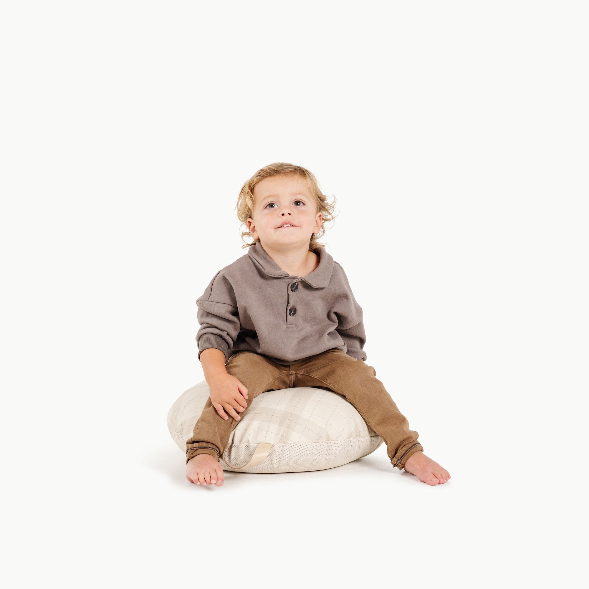 Dove (on sale) / Circle@Kid sitting on the Dove Circle Mini Floor Cushion