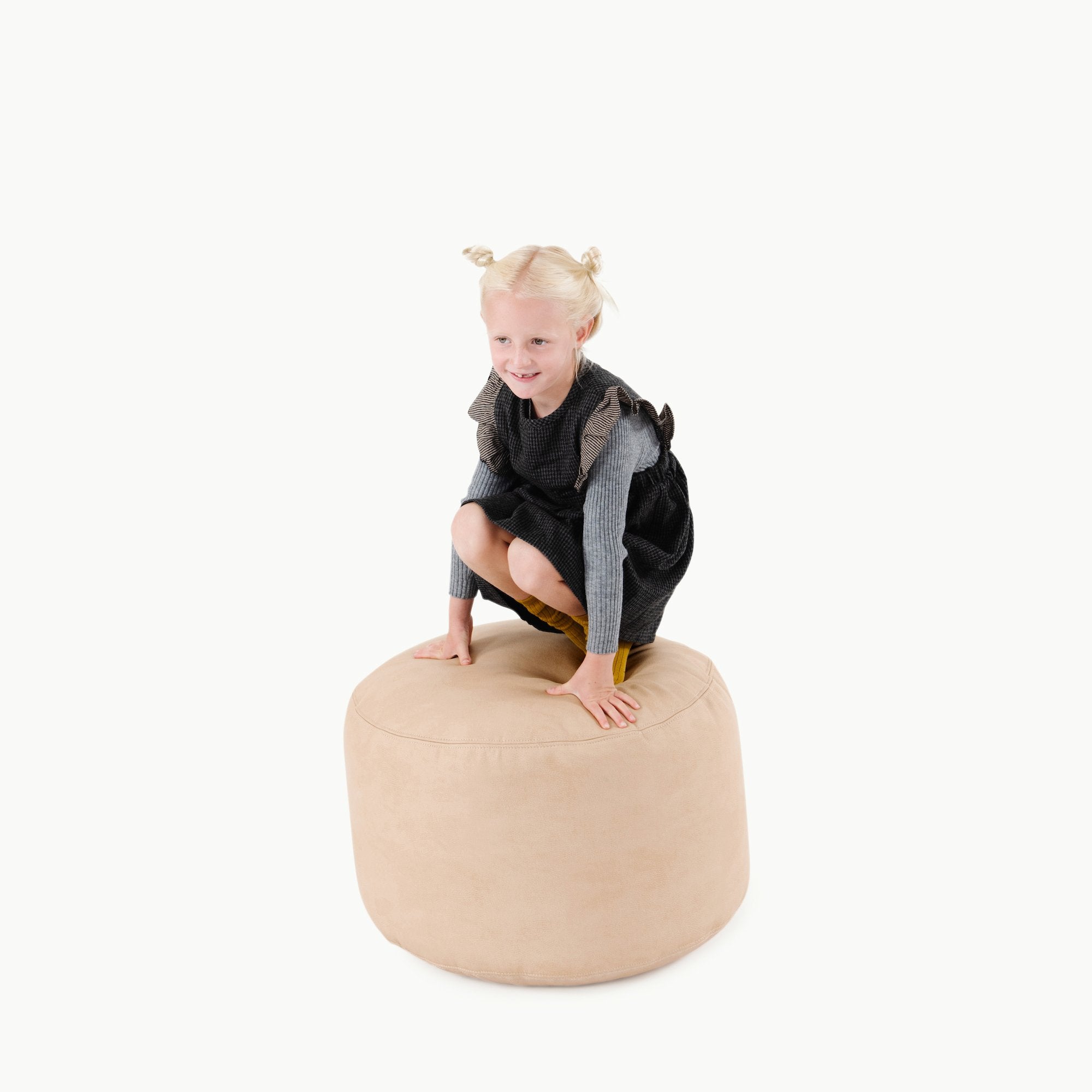 Untanned (on sale) / Circle@Kid sitting on the Untanned Circle Pouf