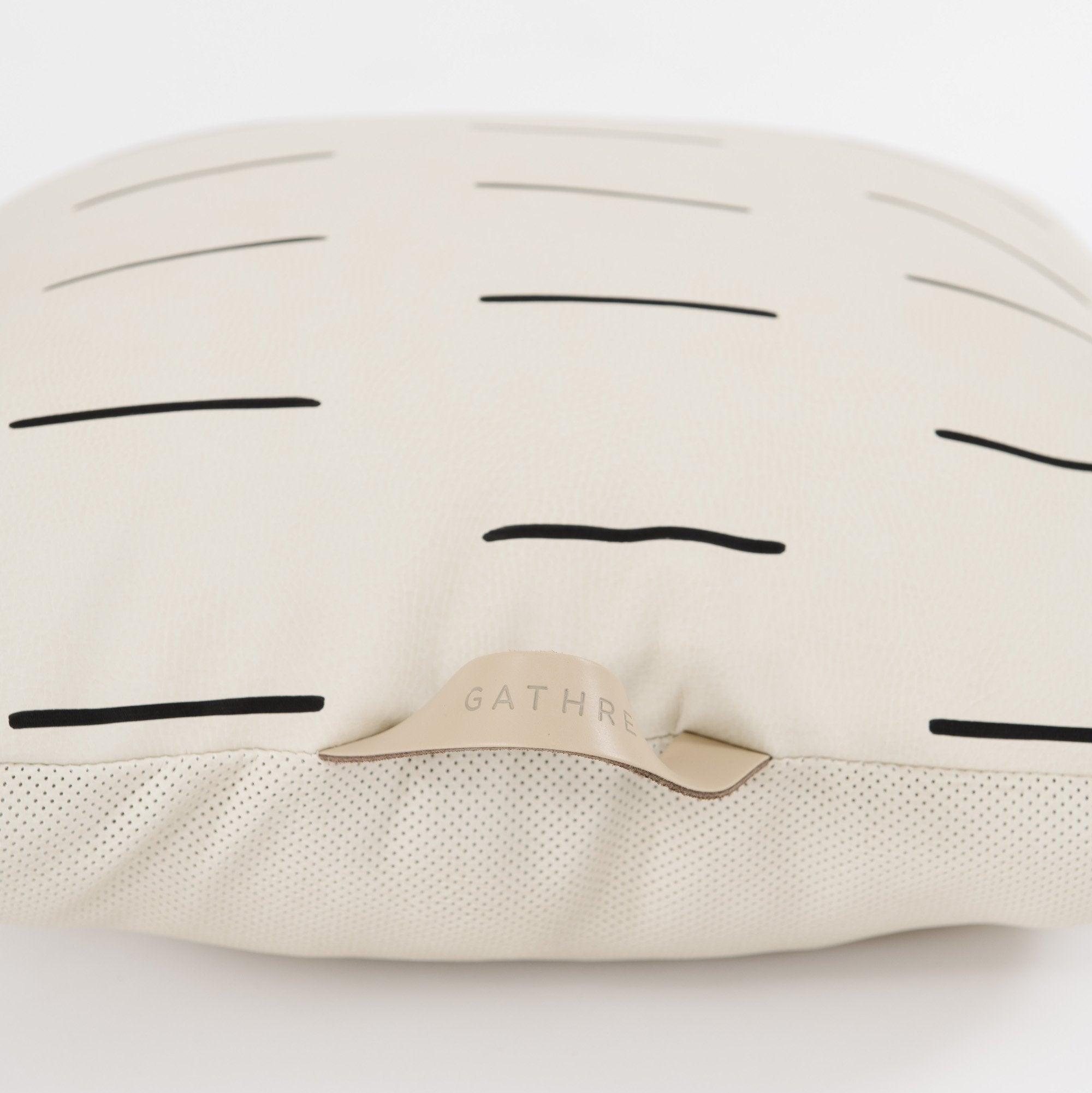 Blanc Dash (on sale) / Square@Handle detail on the Blanc Dash Square Mini Floor Cushion