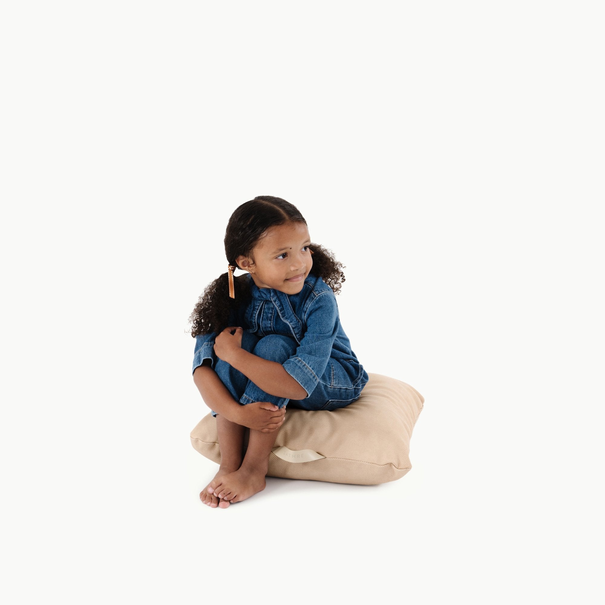 Untanned (on sale) / Square@Kid sitting on the Untanned Mini Square Floor Cushion
