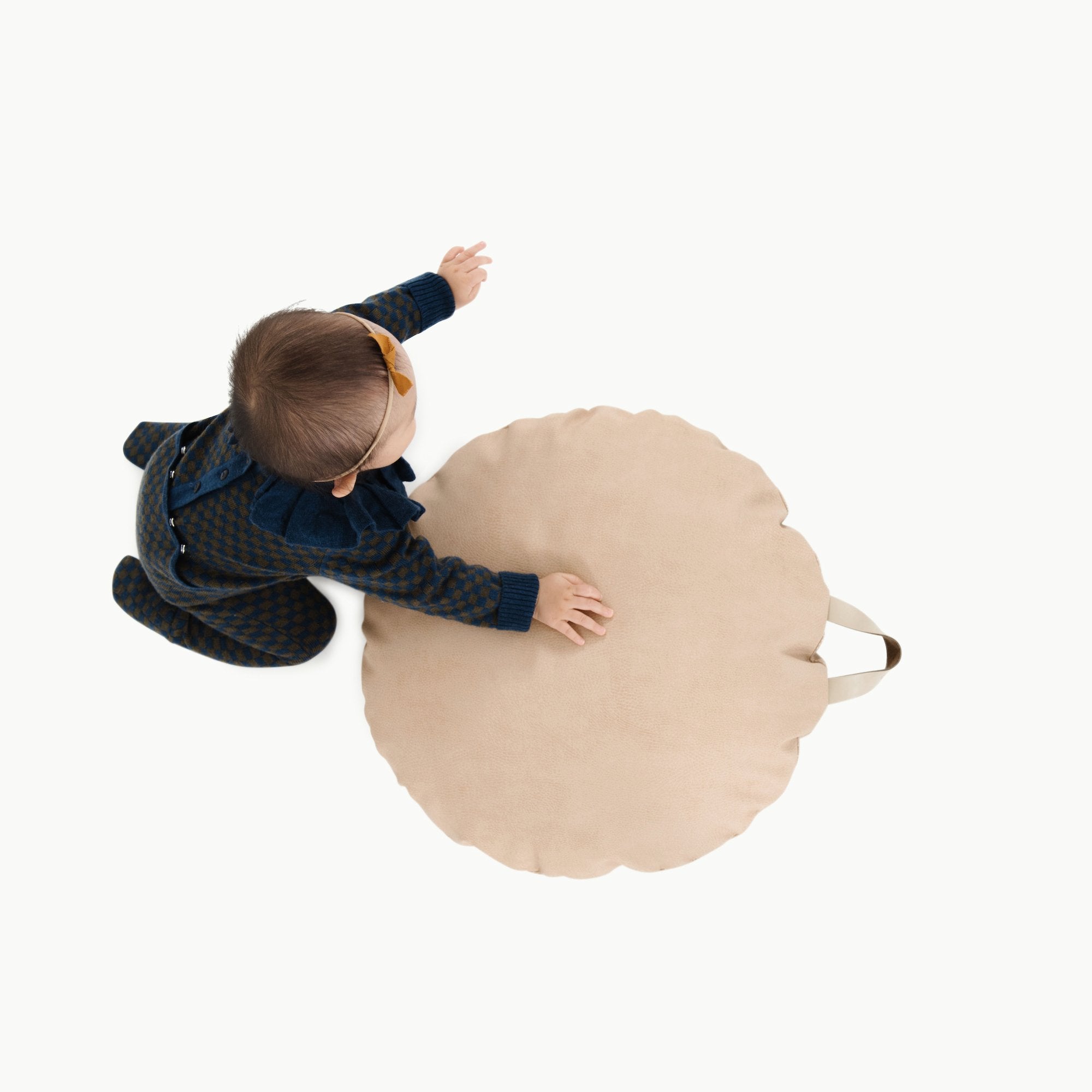Untanned (on sale) / Circle@Overhead kid sitting on the Untanned Mini Circle Floor Cushion