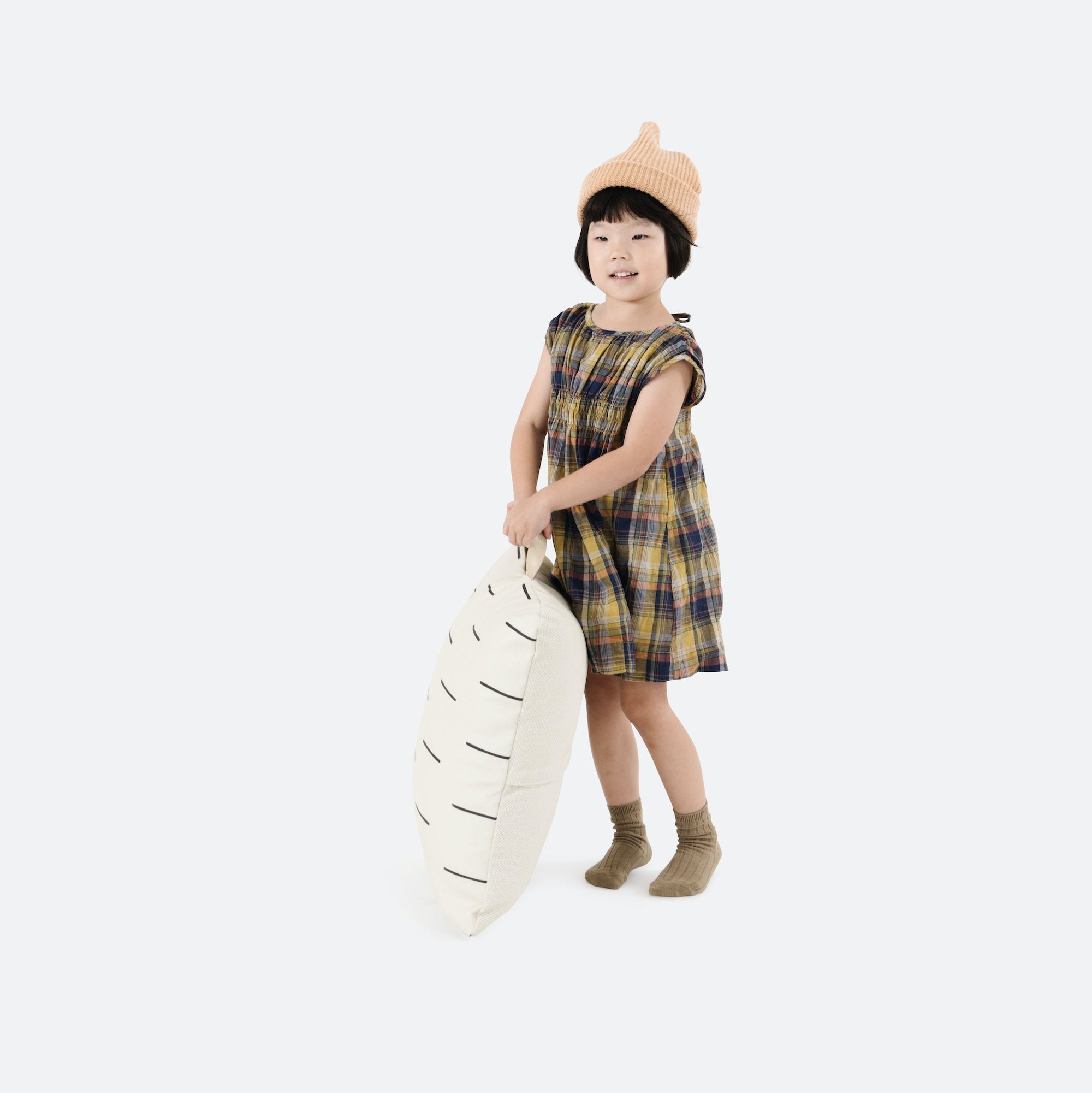 Blanc Dash (on sale) / Square@Kid holding the Blanc Dash Square Mini Floor Cushion