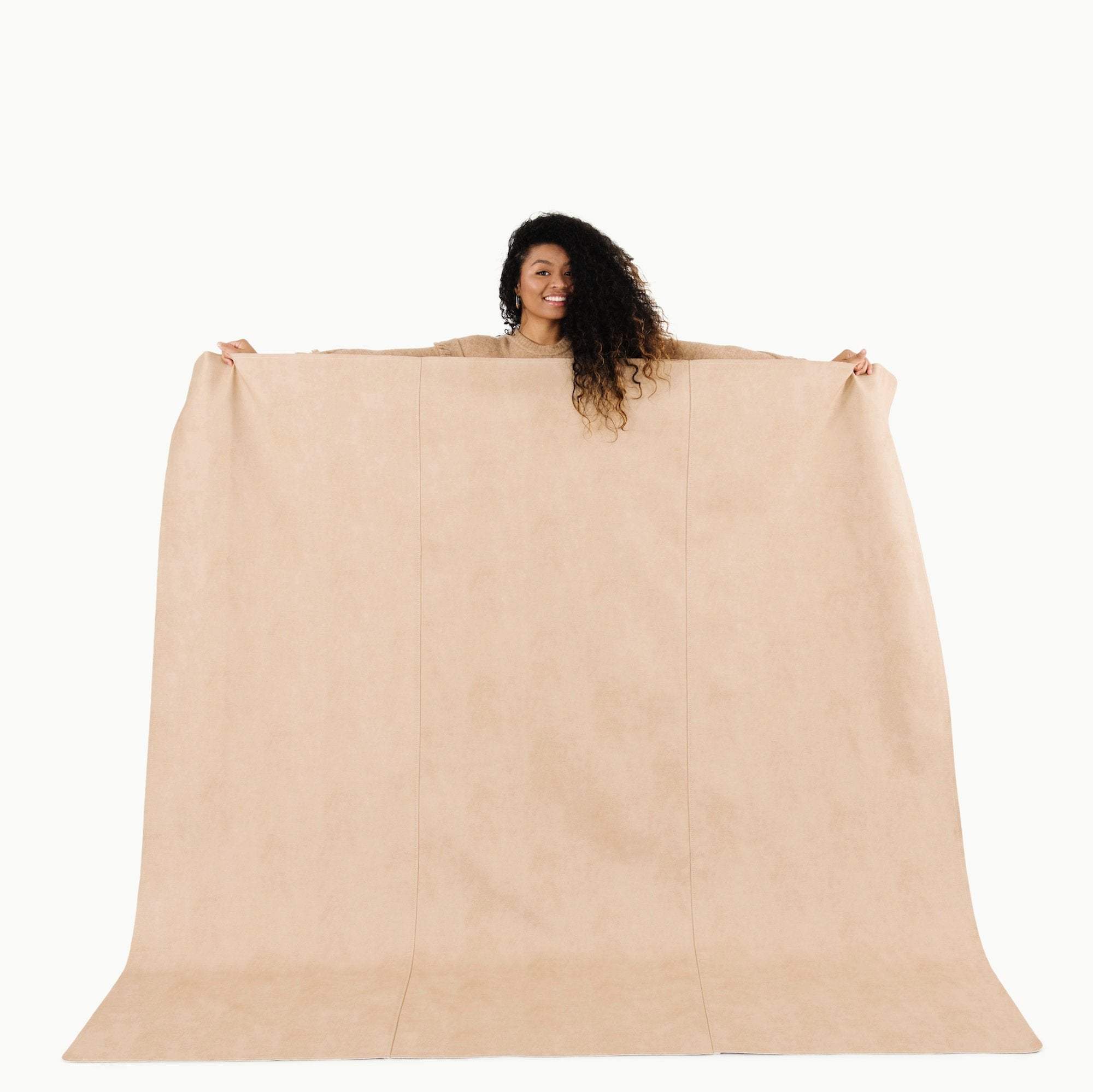 Untanned (on sale) / Square@Woman holding the Untanned Maxi Square Mat
