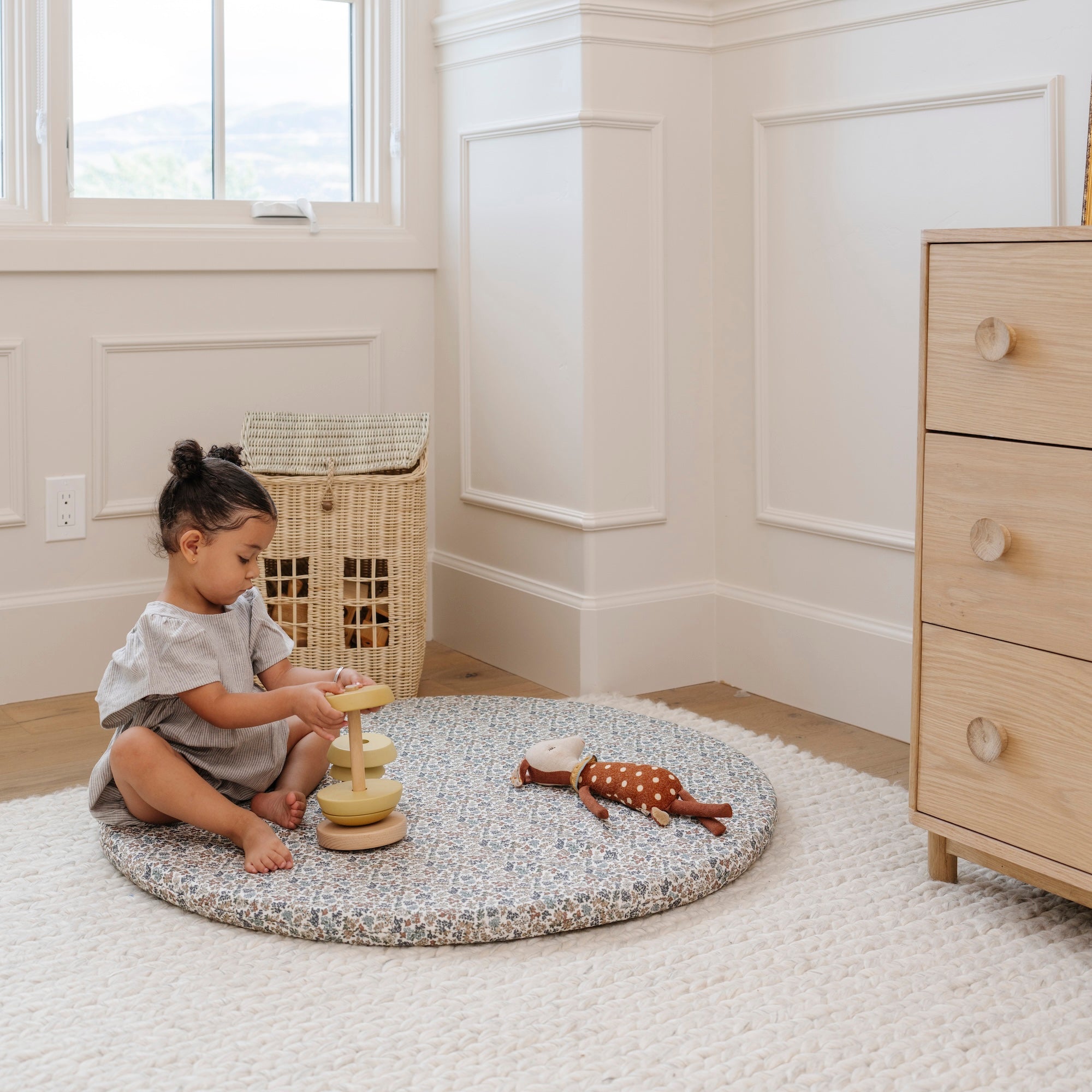 Joanna Bloom / Circle@lifestyle image of little girl playing