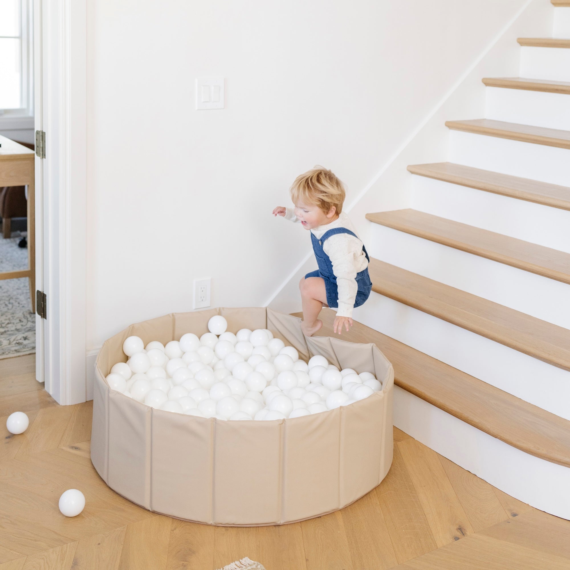 Millet@lifestyle of boy playing in ball pit