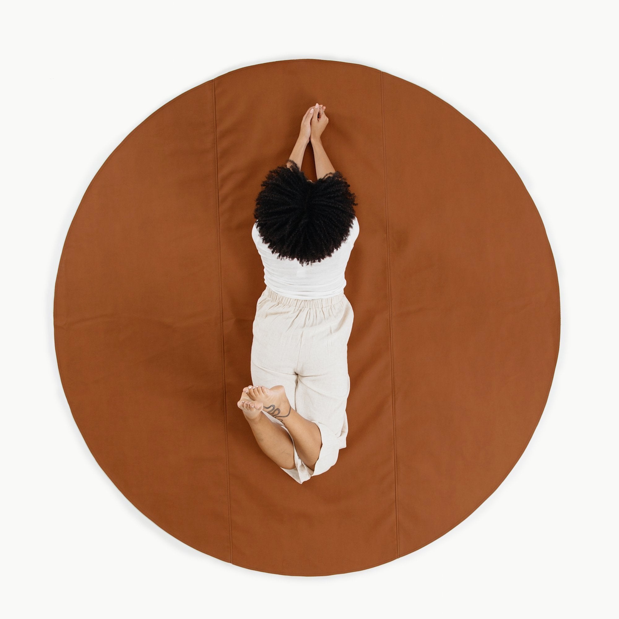 Ginger (on sale) / Circle@woman laying on the ginger maxi circle mat