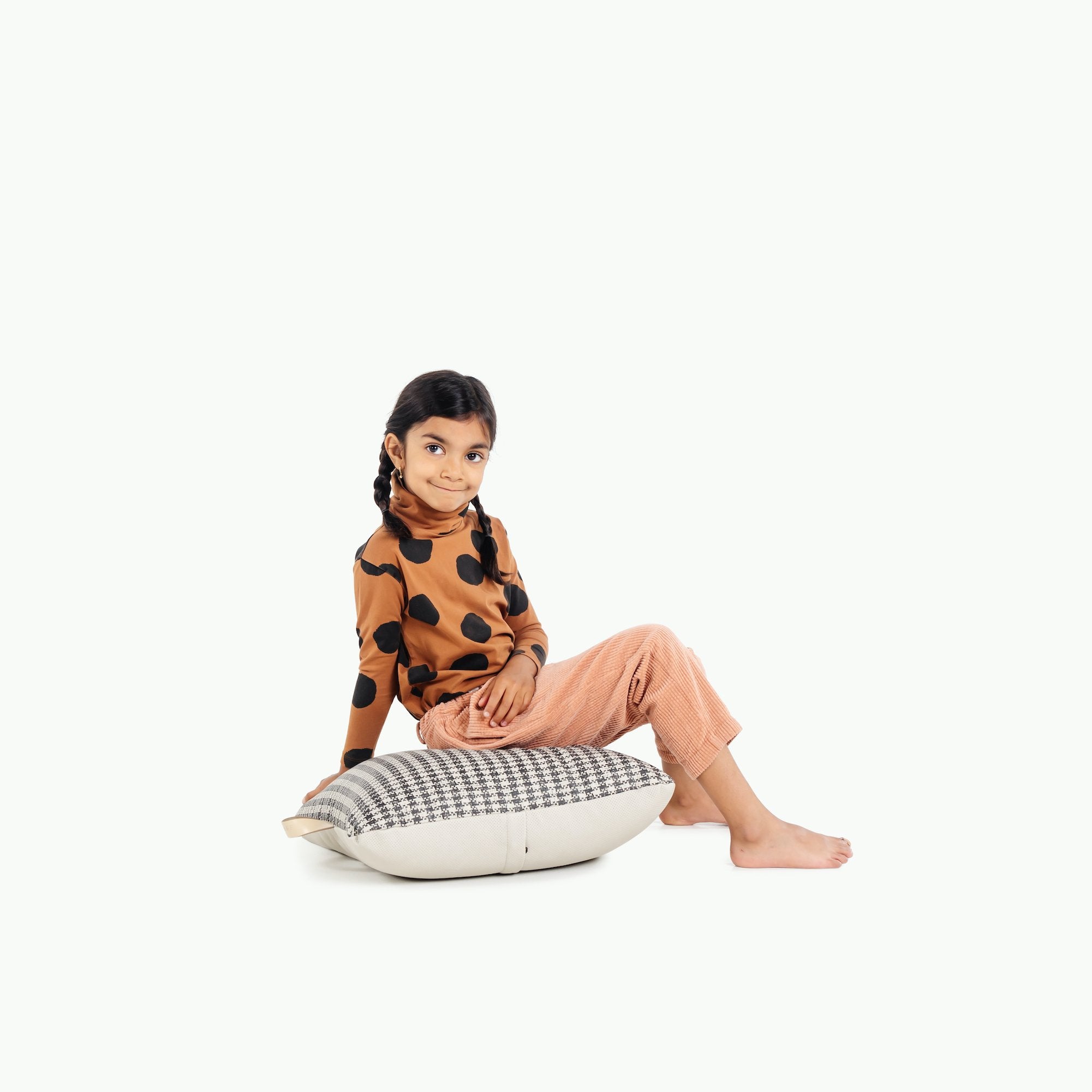 Houndstooth (on sale) / Square@Kid sitting on the Houndstooth Square Mini Floor Cushion