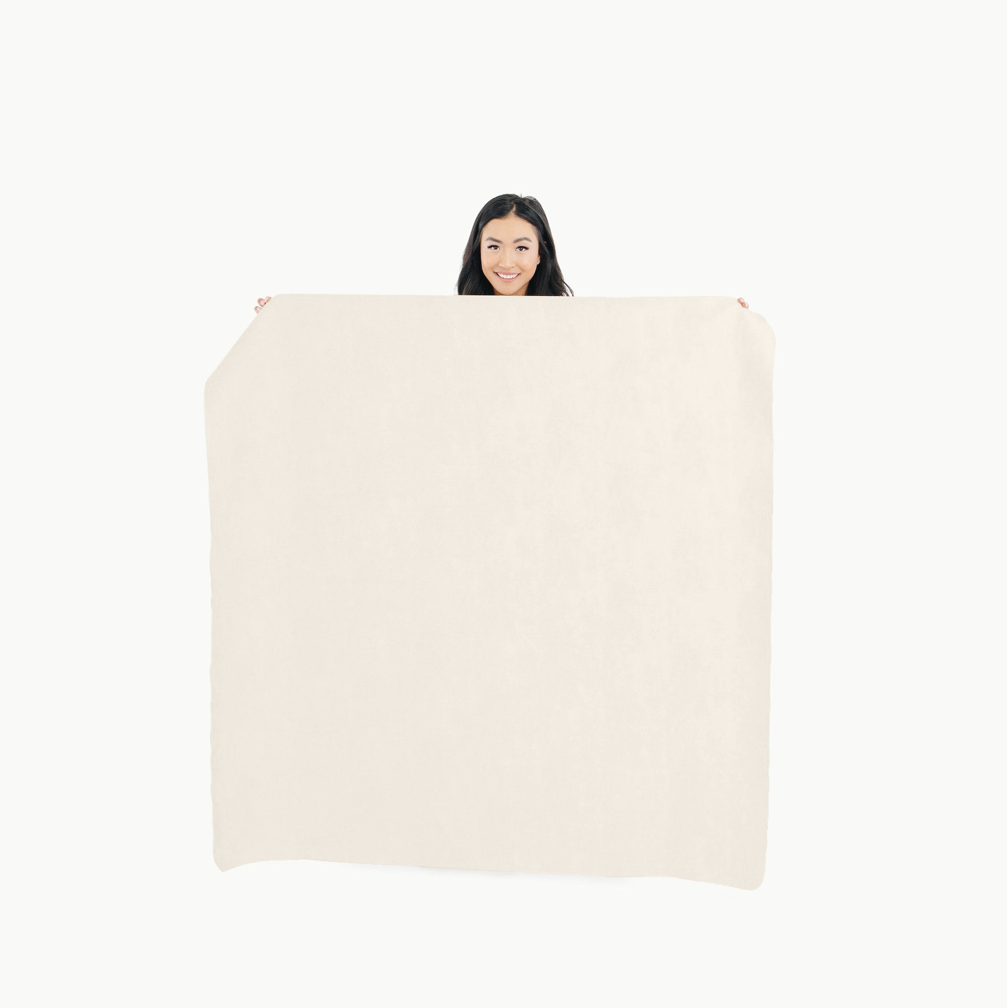 Ivory@woman holding the ivory midi mat