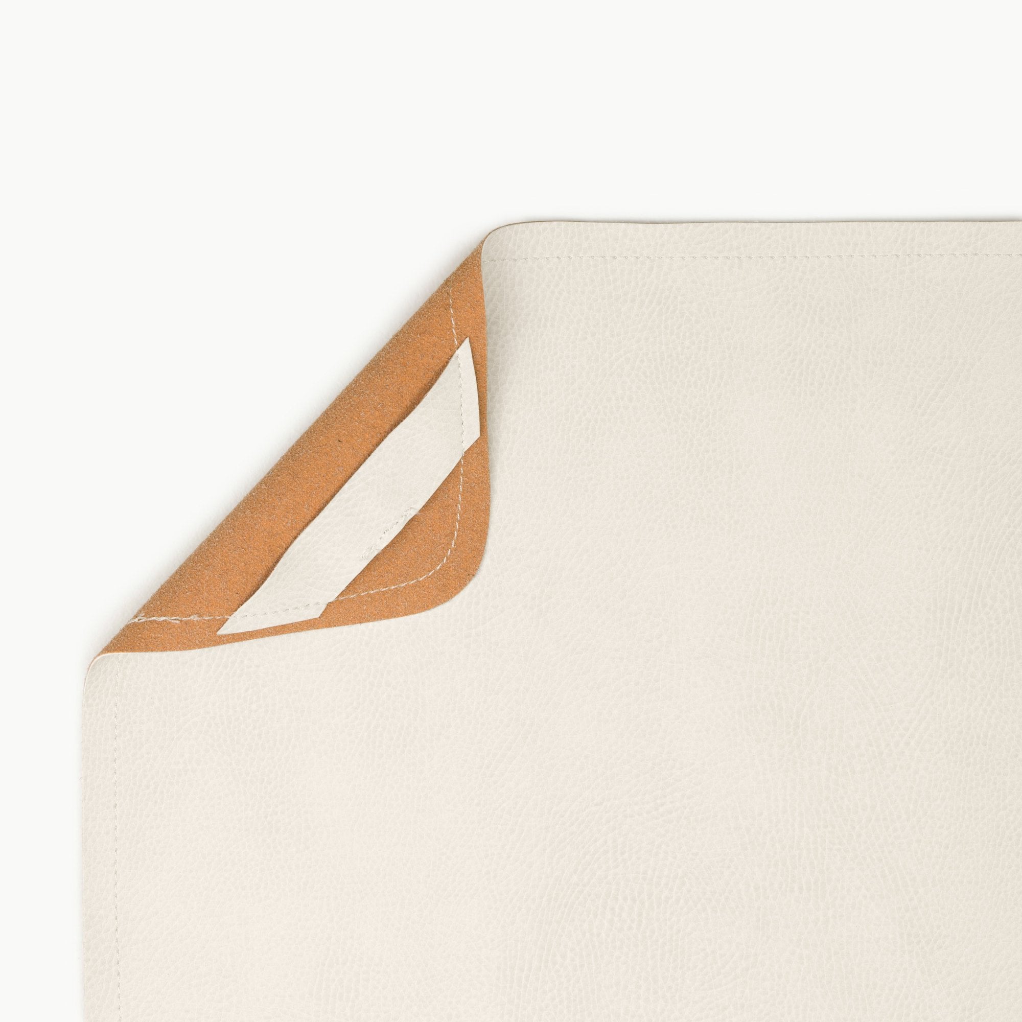 Ivory@hanging tab on the ivory midi mat