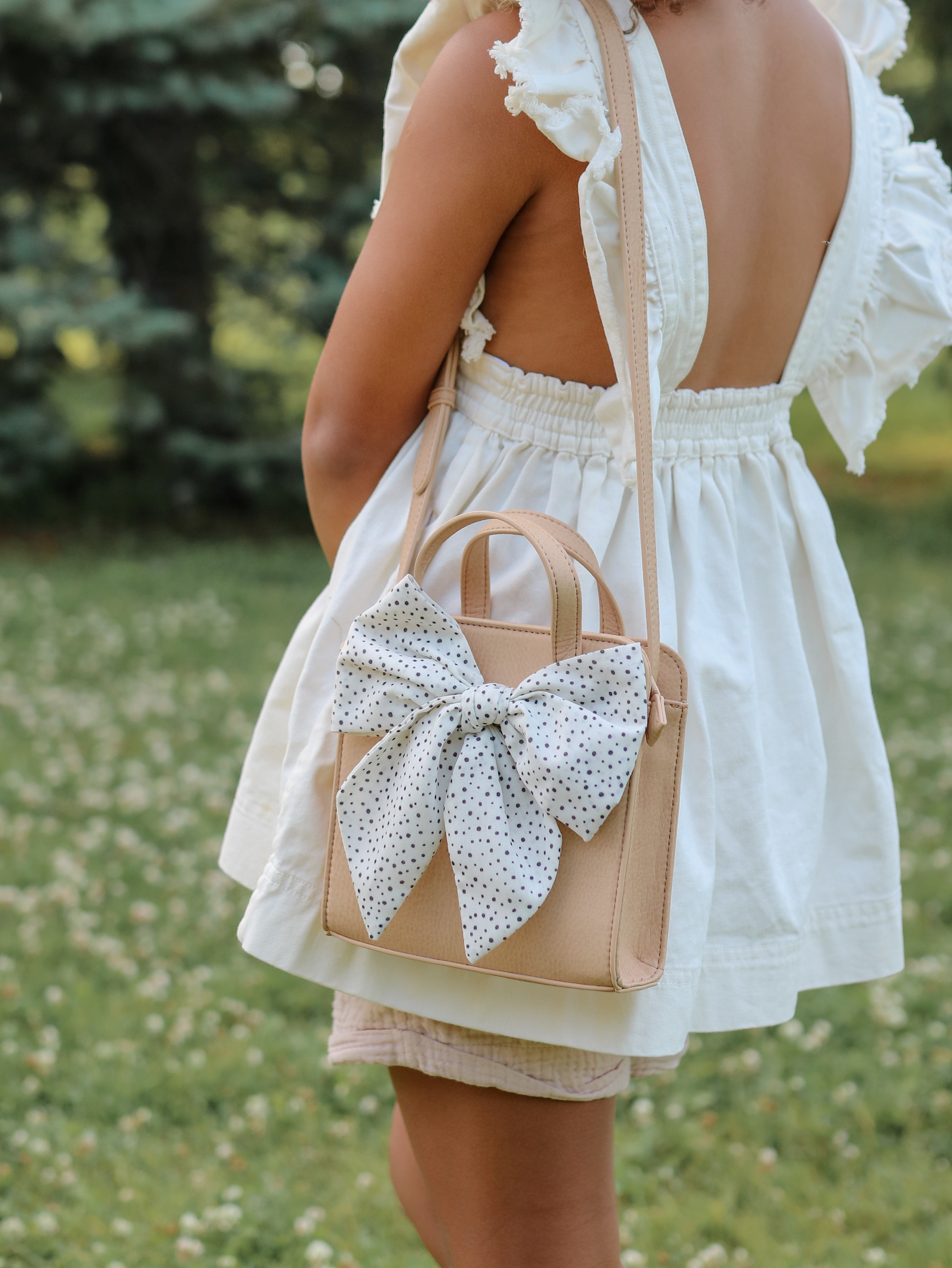 Kid carrying the Gathre Children's Purse