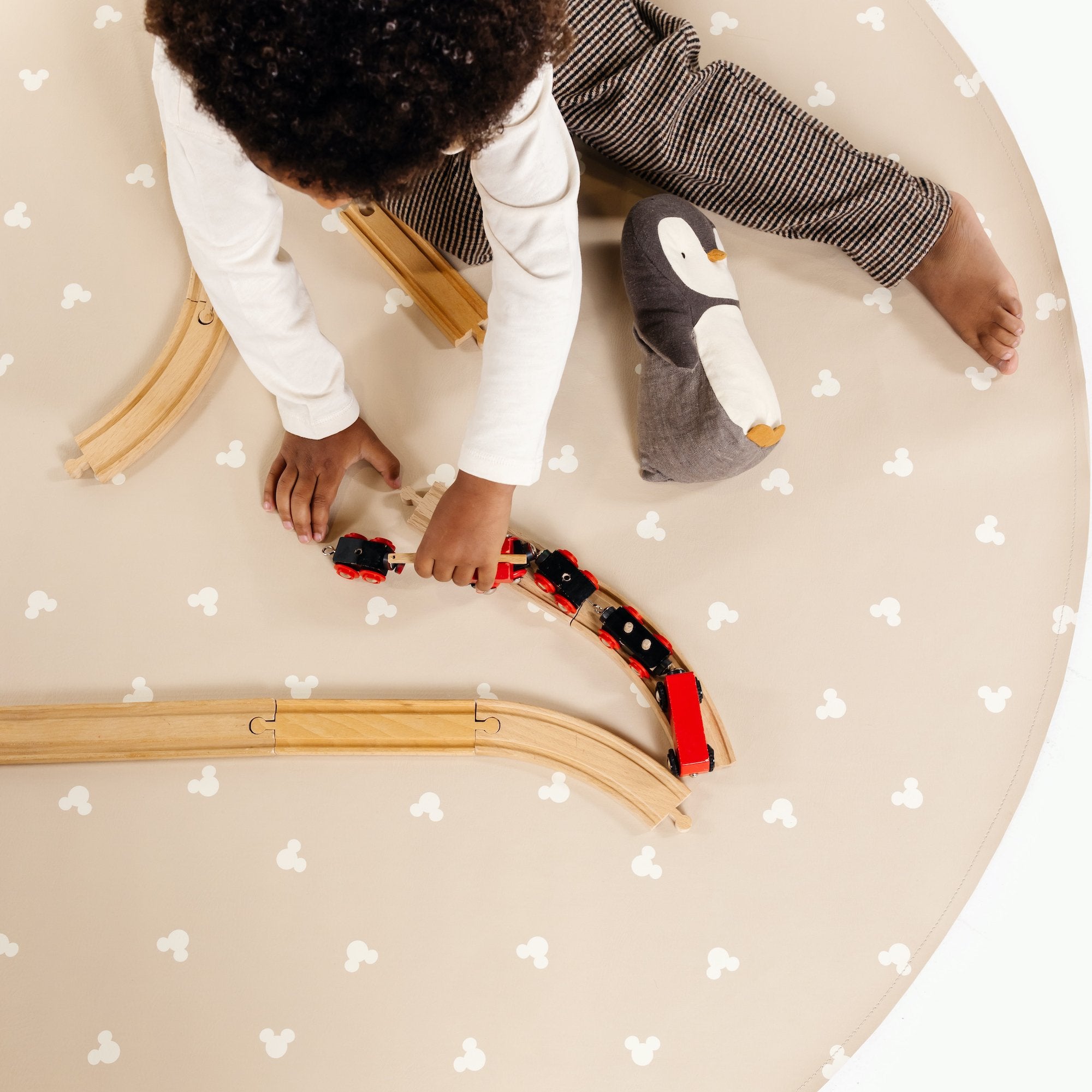 Mickey Mouse (on sale) / Circle@Overhead detail of kid playing on the Mickey Mouse Circle Midi Mat