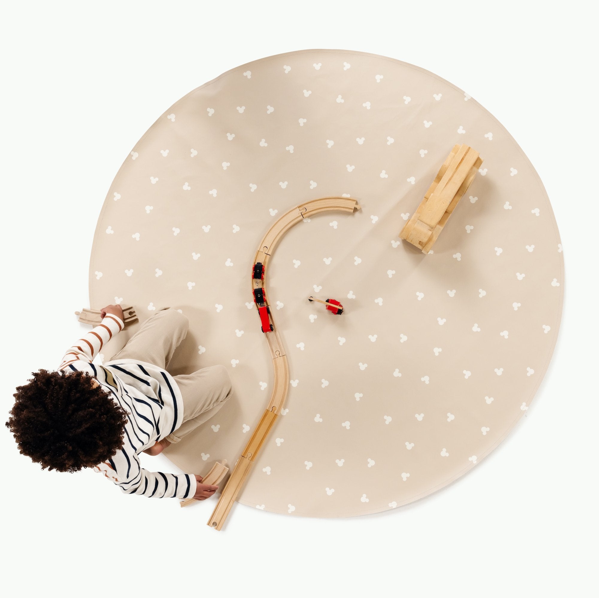 Mickey Mouse (on sale) / Circle@Overhead of kid playing on the Mickey Mouse Circle Midi Mat