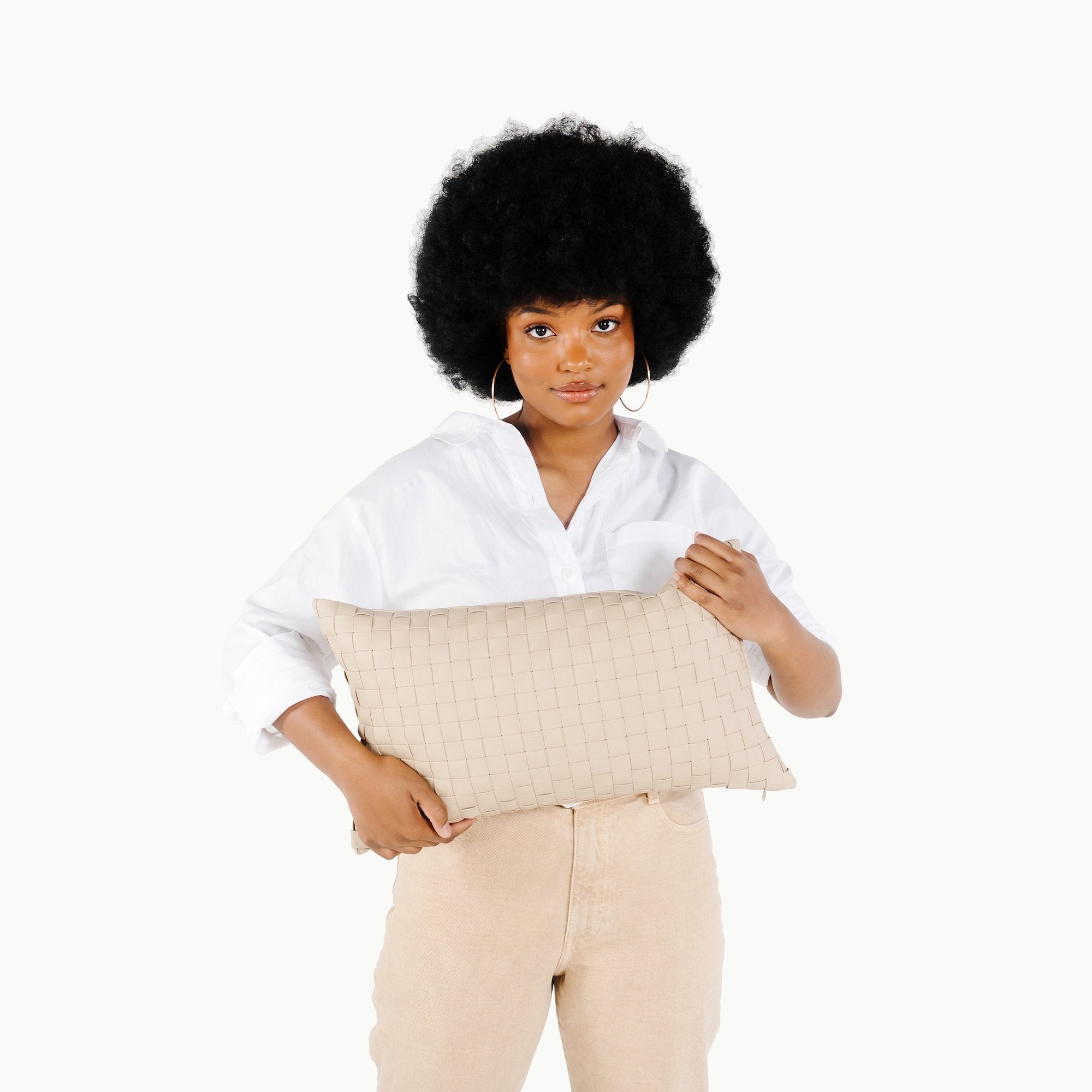 Millet (on sale)@Woman holding the millet rectangle woven pillow cover
