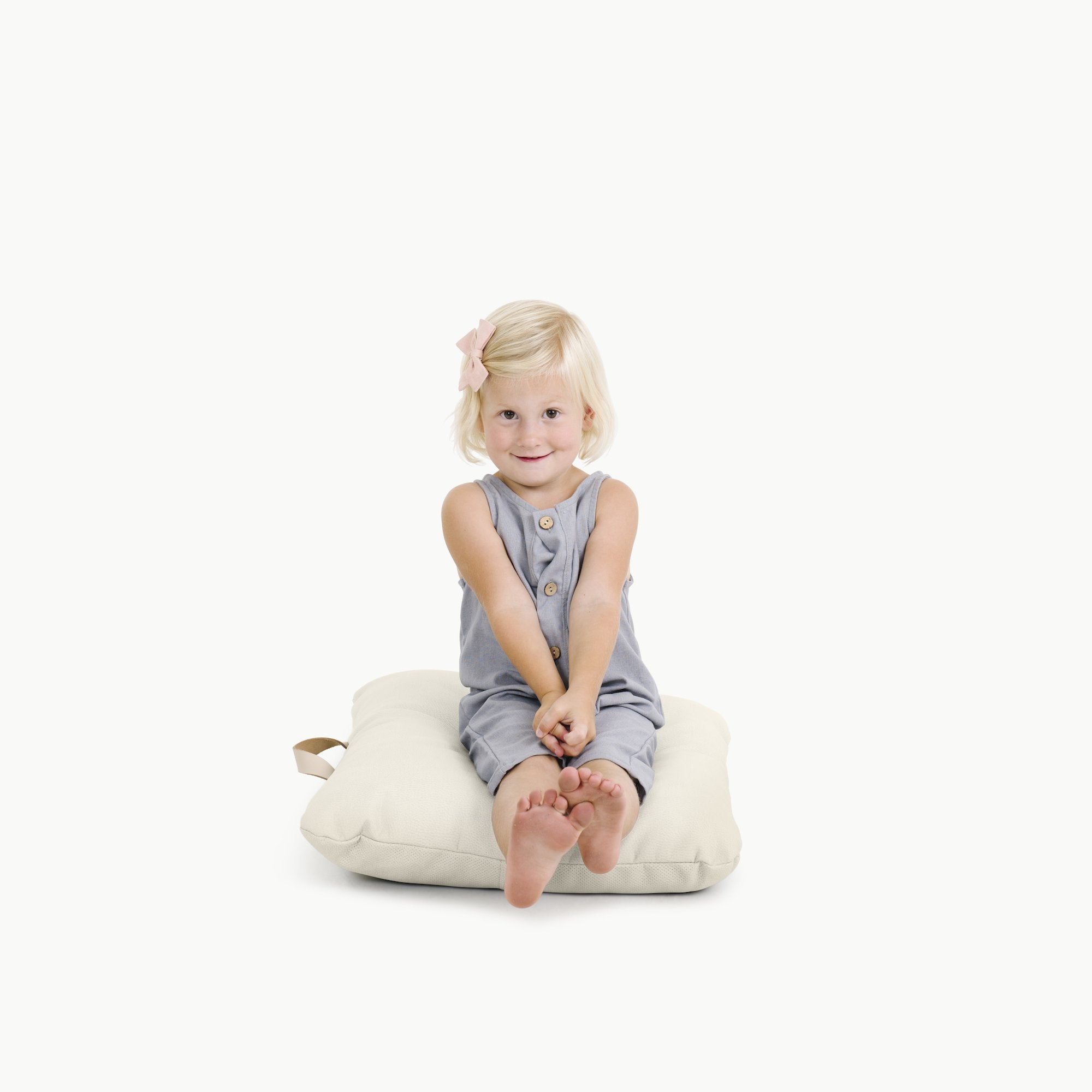 Blanc (on sale) / Square@Kid sitting on the Blanc Square Mini Floor Cushion