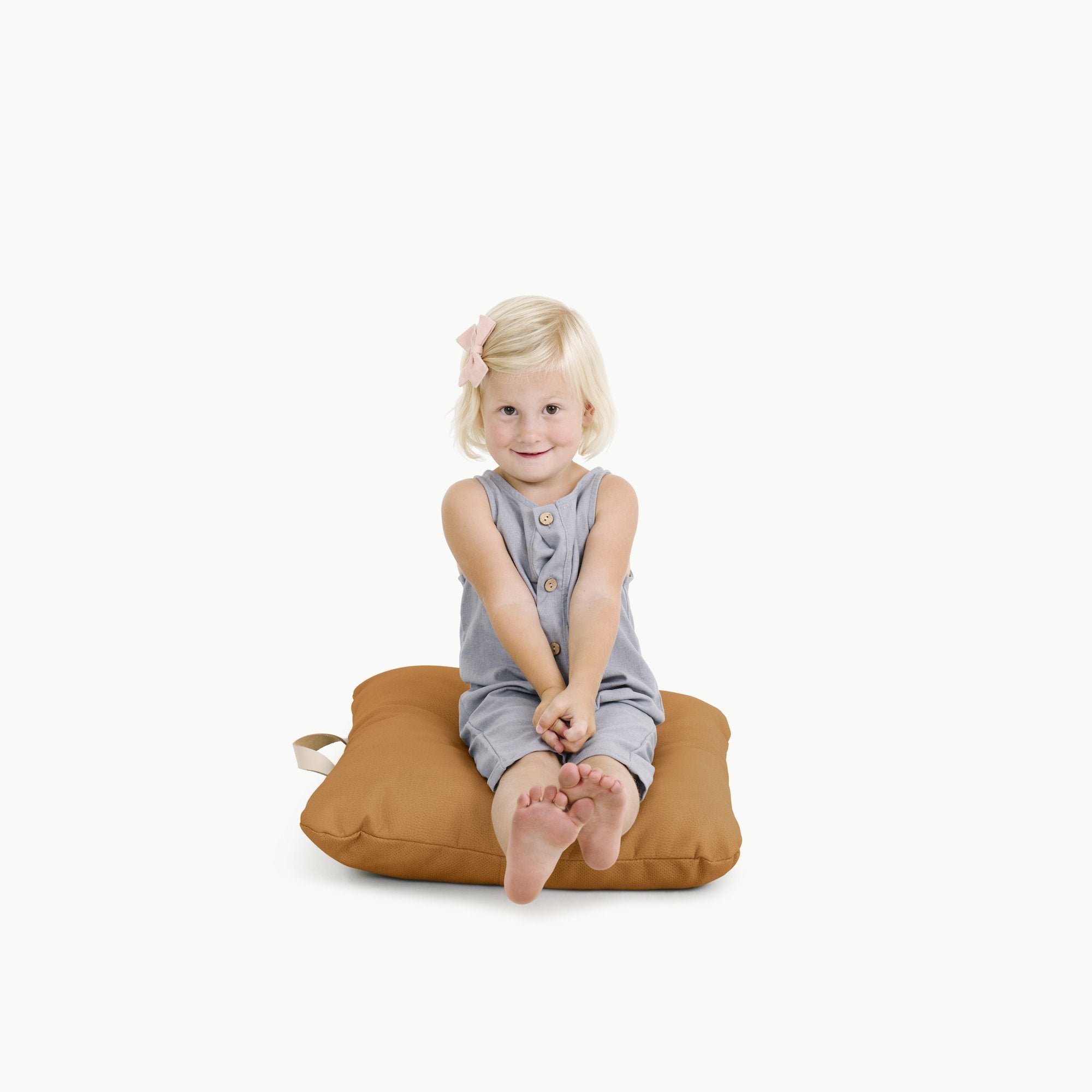 Ginger (on sale) / Square@Kid sitting on the Ginger Square Mini Floor Cushion