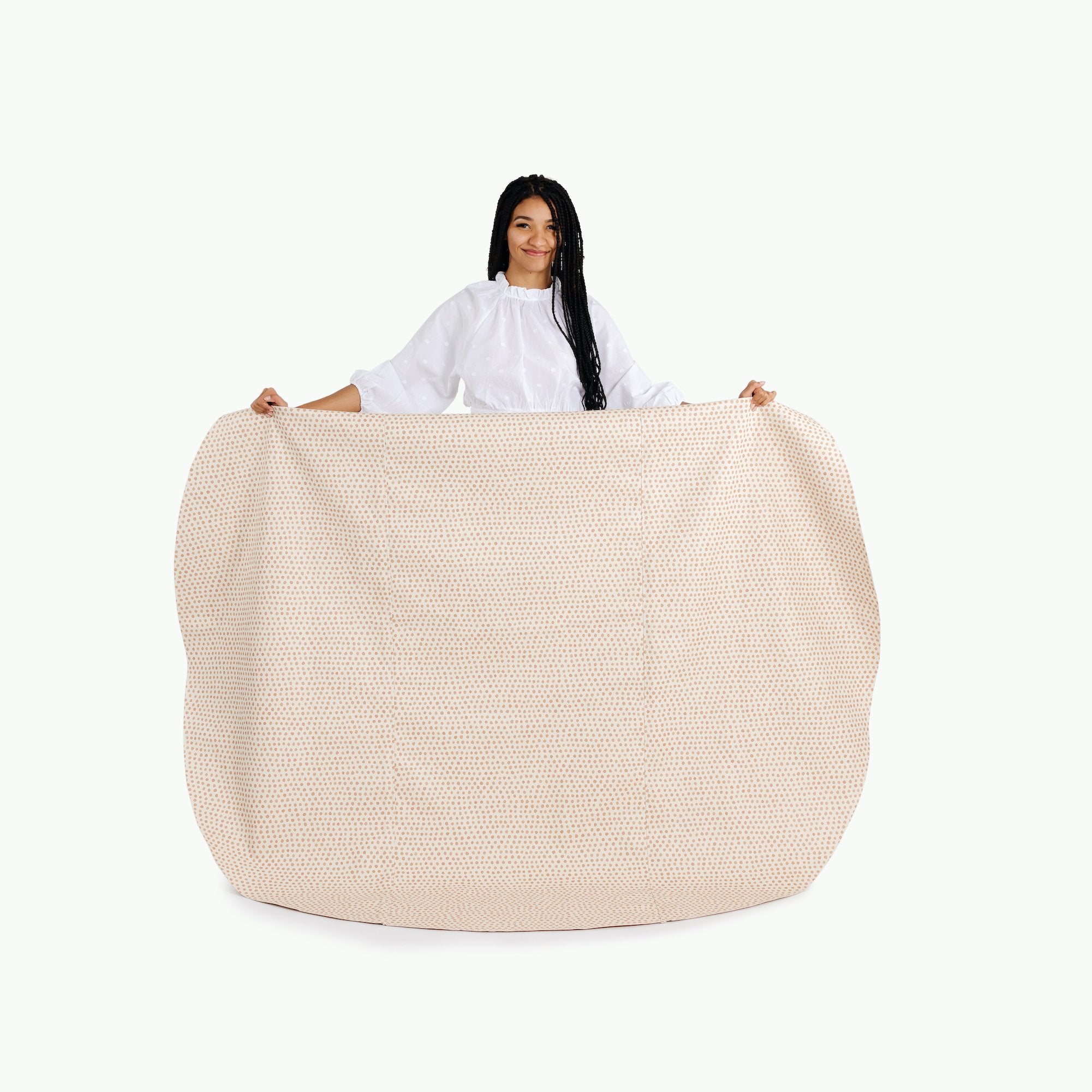 Pebble / Circle@Woman holding the Pebble Maxi Circle Mat