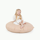 Pomelo (on sale) / Circle@ kid sitting on the pomelo circle floor cushion