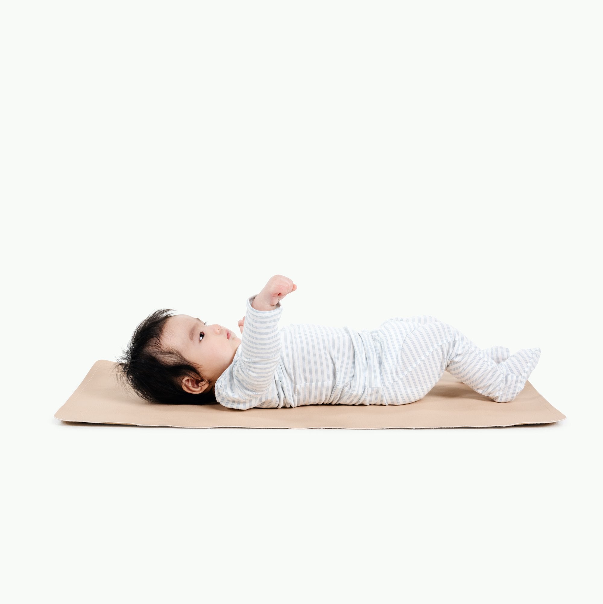 Pomelo (on sale)@Baby laying on the Pomelo Micro+ Mat